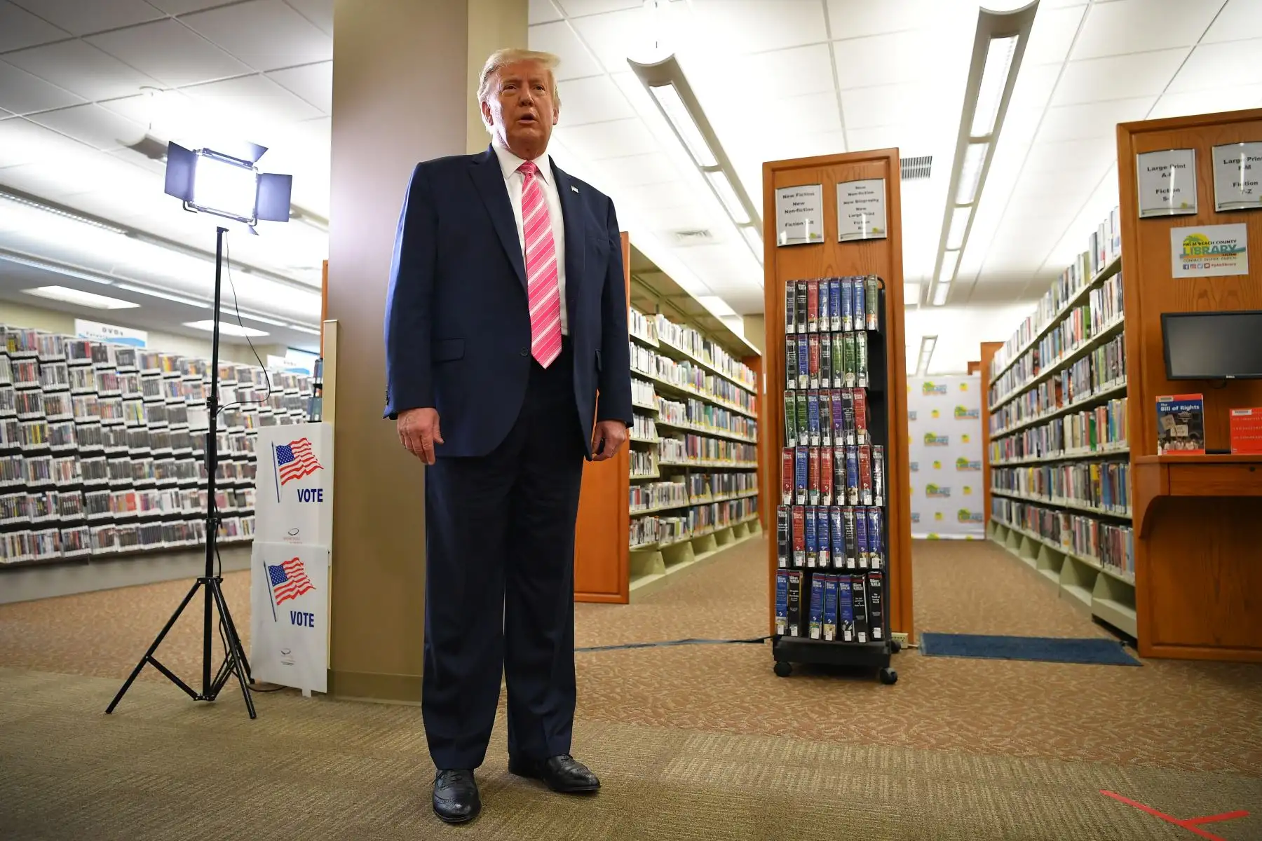El presidente de los Estados Unidos, Donald Trump, llega al colegio electoral para emitir su voto en la Biblioteca Pública del Condado de Palm Beach, durante la votación anticipada para las elecciones del 3 de noviembre, en West Palm Beach, Florida. Foto: AFP