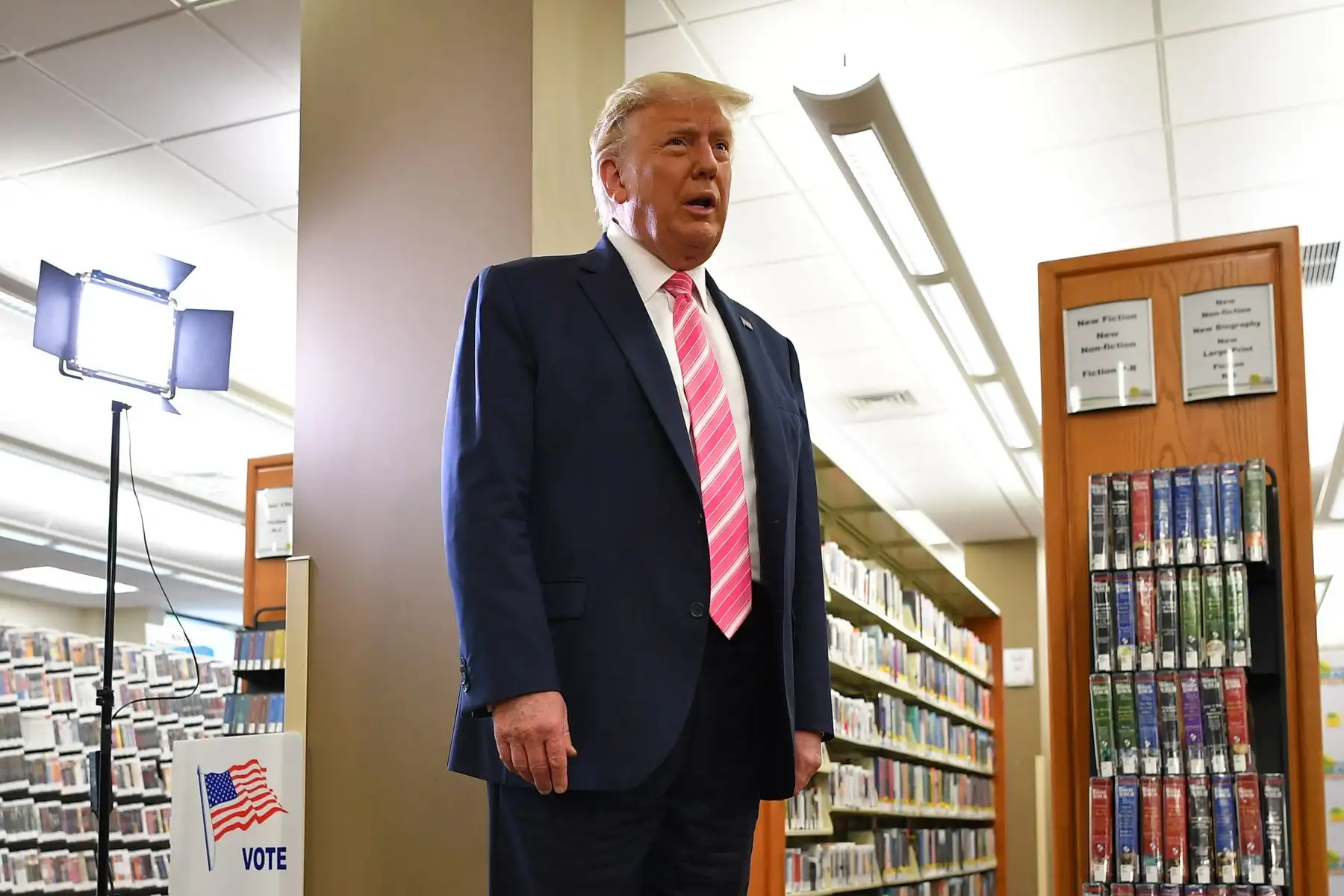 El presidente de los Estados Unidos, Donald Trump, llega al colegio electoral para emitir su voto en la Biblioteca Pública del Condado de Palm Beach, durante la votación anticipada para las elecciones del 3 de noviembre, en West Palm Beach, Florida. Foto: AFP