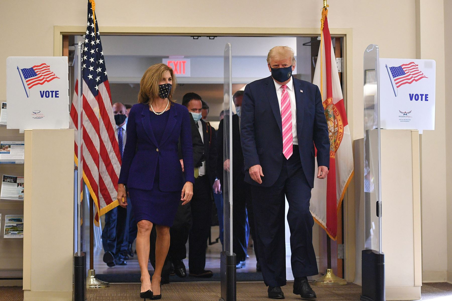 El presidente de los Estados Unidos, Donald Trump, llega al colegio electoral para emitir su voto en la Biblioteca Pública del Condado de Palm Beach, durante la votación anticipada para las elecciones del 3 de noviembre, en West Palm Beach, Florida. Foto: AFP