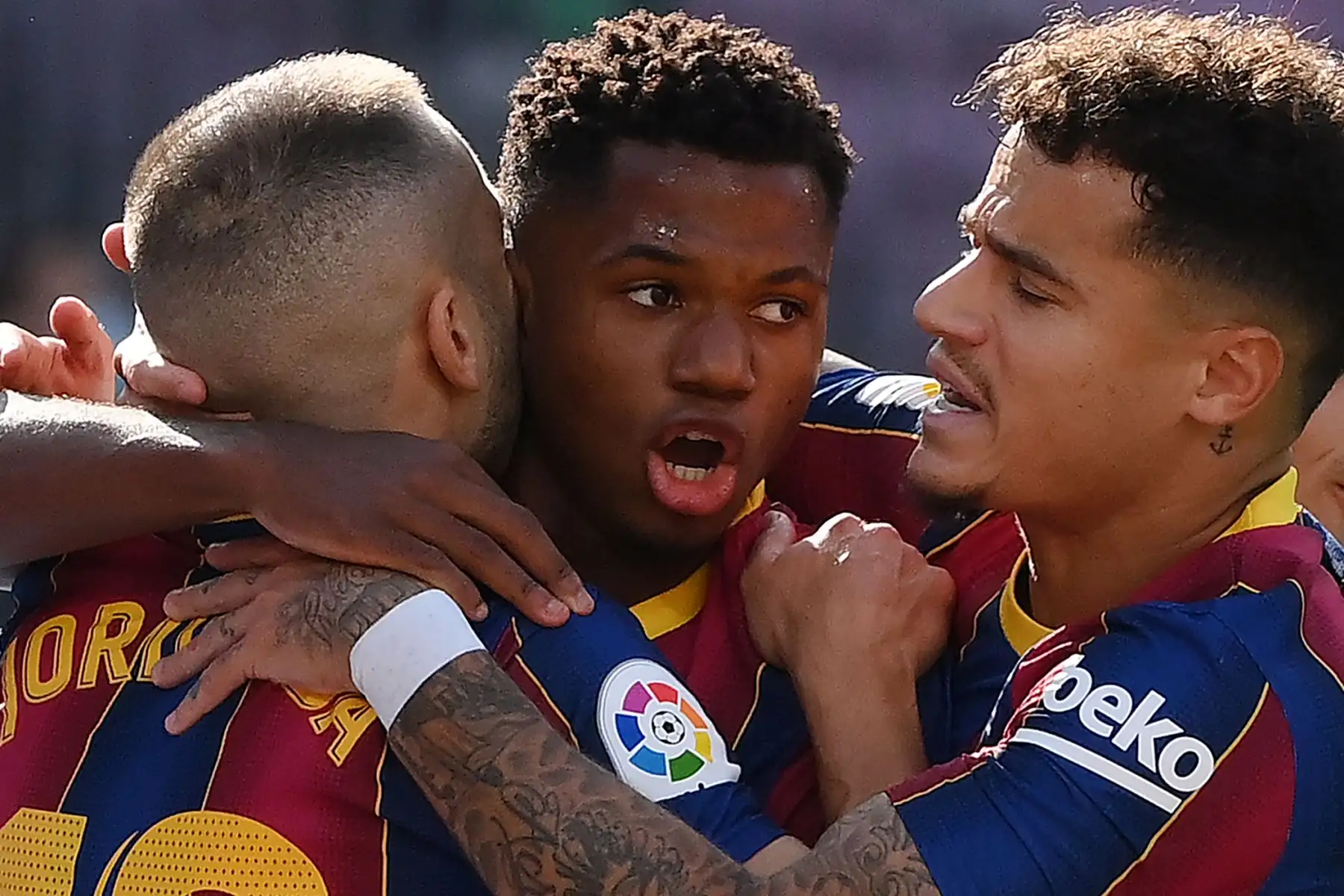 El centrocampista español de Barcelona Ansu Fati celebra con el defensor español de Barcelona Jordi Alba y el centrocampista brasileño de Barcelona Philippe Coutinho después de marcar un gol durante el partido de fútbol de la Liga española. Foto: AFP