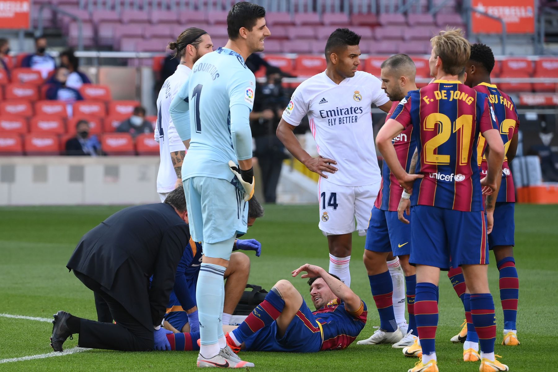 El delantero argentino del Barcelona Lionel Messi recibe atención médica tras caer durante el partido de fútbol de la Liga española. Foto: AFP