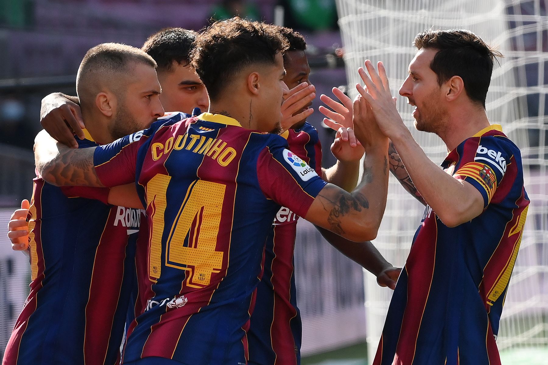 Los jugadores del Barcelona celebran tras marcar un gol del empate al Madrid durante el partido de fútbol de la Liga española. Foto: AFP