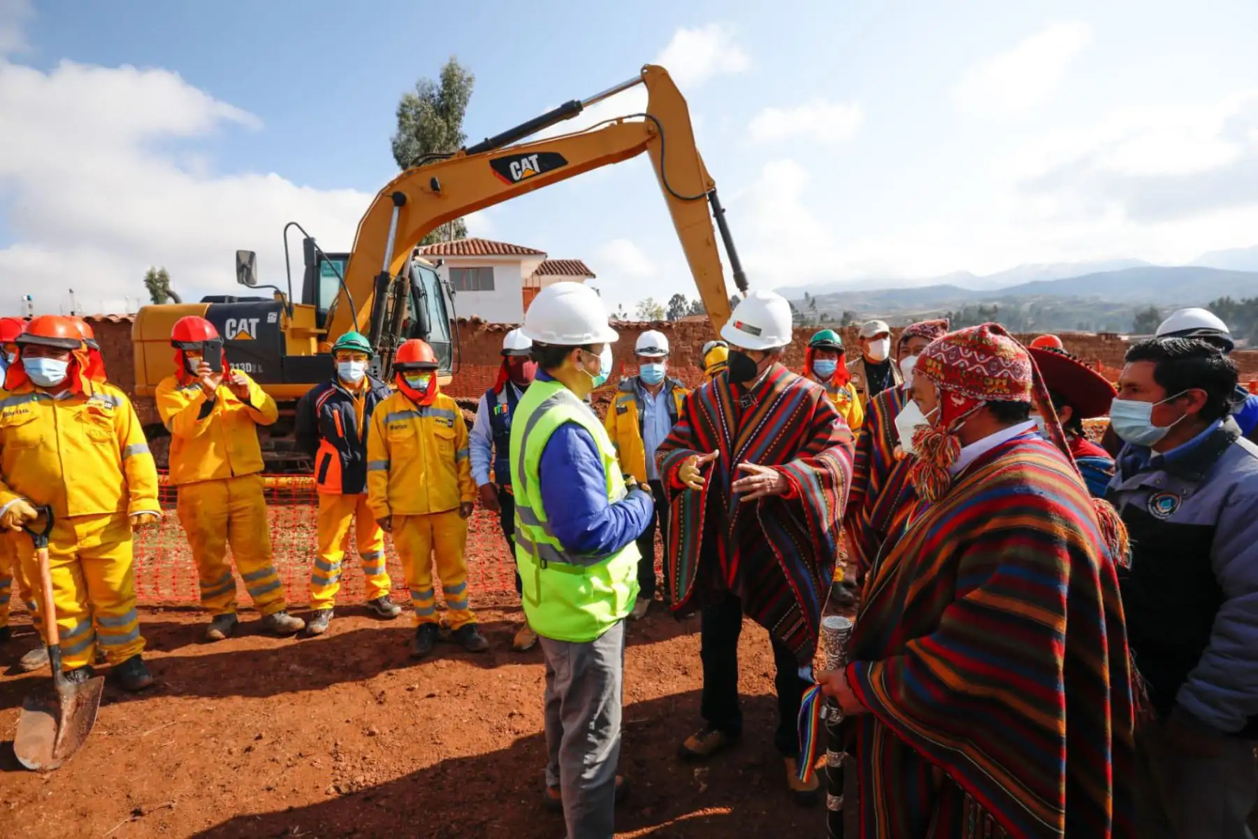 El ministro de Vivienda y Construcción Carlos Lozada, supervisó los trabajos de mejoramiento y ampliación de servicios de agua y alcantarillado en Piuray Ccorimarca Chinchero, en la región Cuzco. Foto: ANDINA/ MVCS