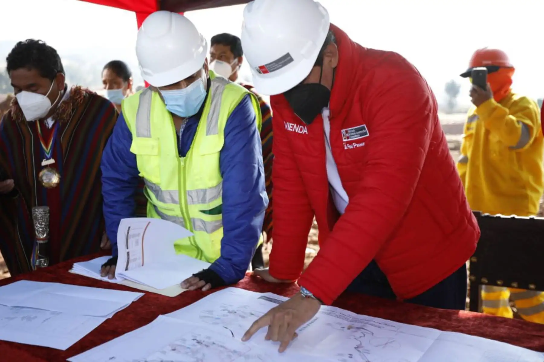 El ministro de Vivienda y Construcción Carlos Lozada, supervisó los trabajos de mejoramiento y ampliación de servicios de agua y alcantarillado en Piuray Ccorimarca Chinchero, en la región Cuzco. Foto: ANDINA/ MVCS