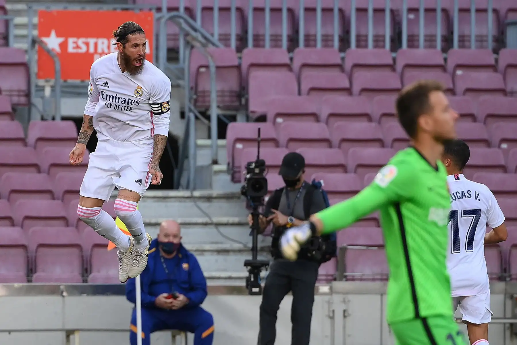 El defensor español del Real Madrid Sergio Ramos celebra después de marcar un penal durante el partido de fútbol de la Liga española entre Barcelona y Real Madrid. Foto: AFP