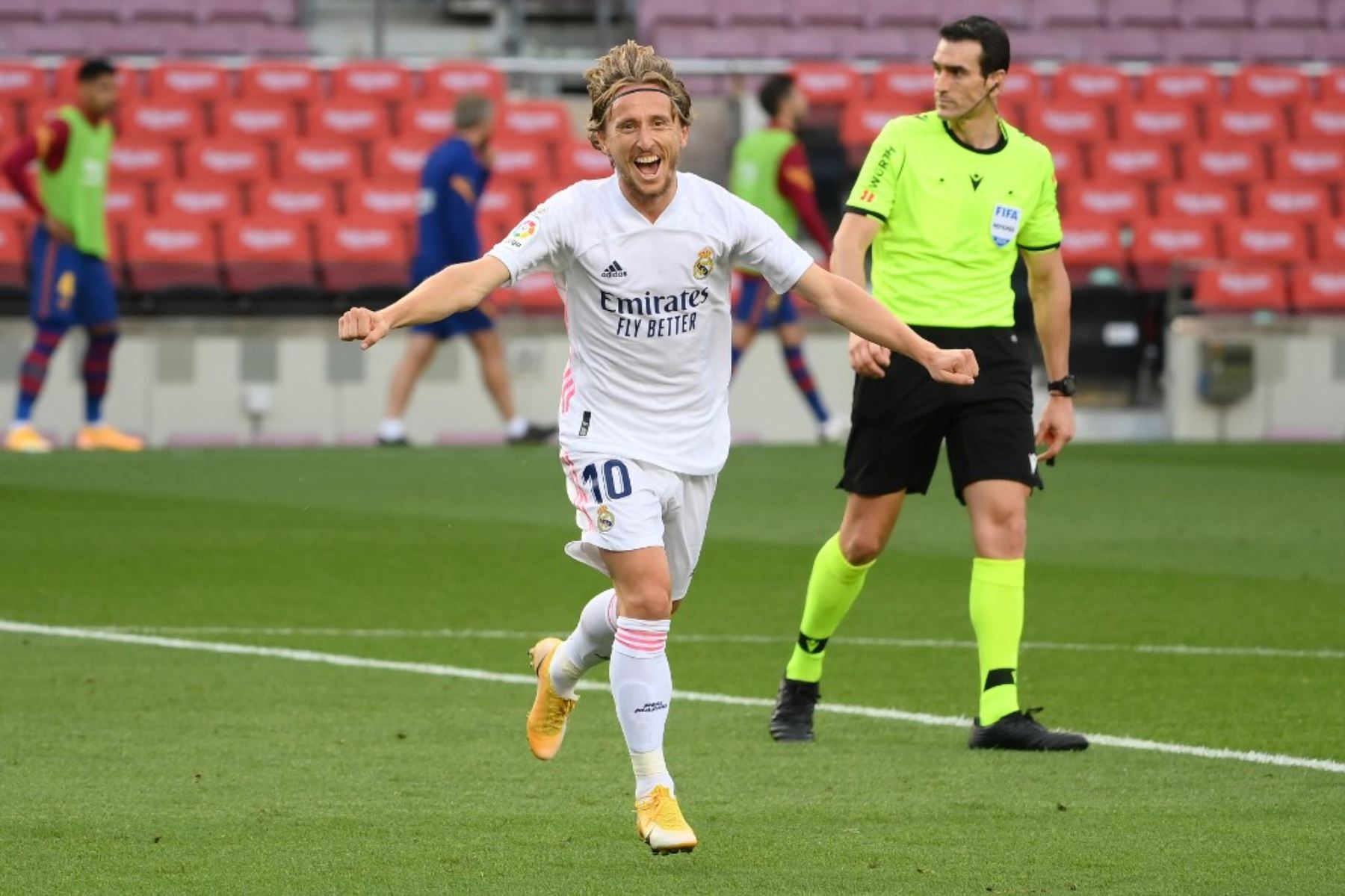 El centrocampista croata del Real Madrid Luka Modric celebra tras marcar un gol durante el partido de fútbol de la Liga española entre Barcelona y Real Madrid                     Foto: AFP