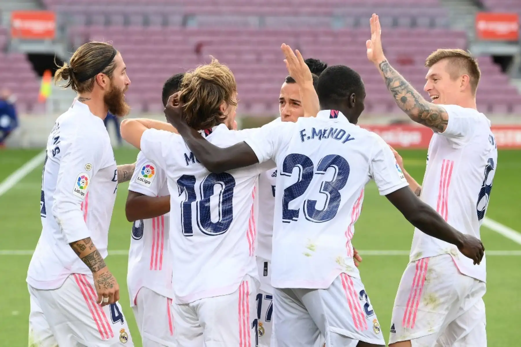 El centrocampista croata del Real Madrid Luka Modric celebra tras marcar un gol durante el partido de fútbol de la Liga española entre Barcelona y Real Madrid                     Foto: AFP