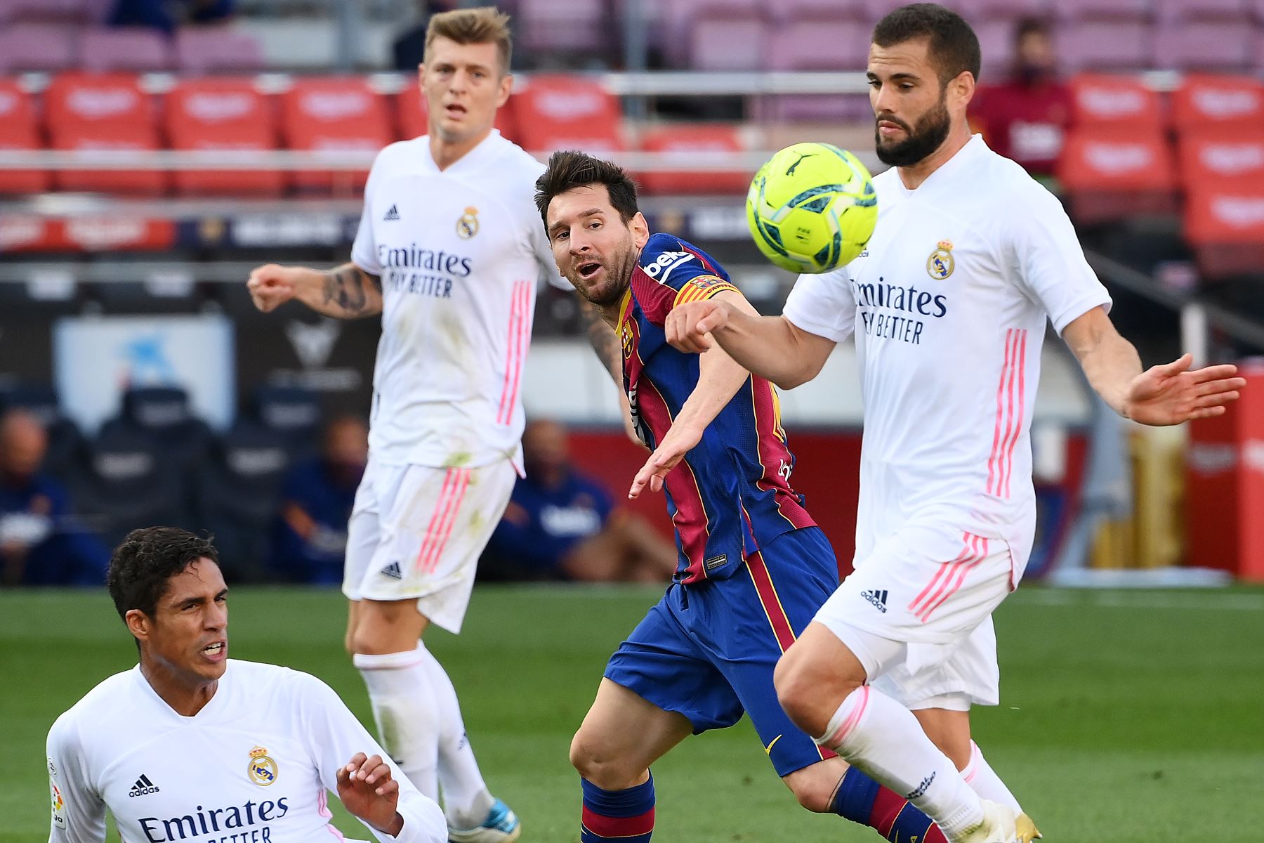 El delantero Leonel Messi, disputa el balón, durante el partido de fútbol de la Liga española entre Barcelona y Real Madrid. Foto: AFP