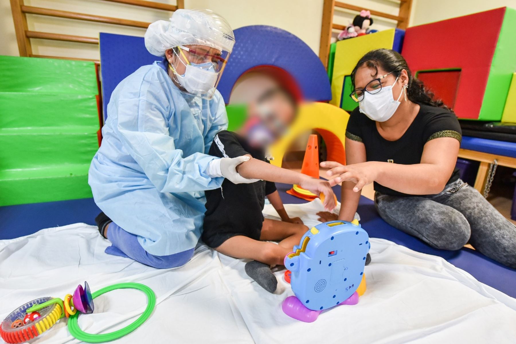 Terapistas cumplen con los protocolos de bioseguridad antes, durante y después de cada sesión. Foto: INSN-San Borja