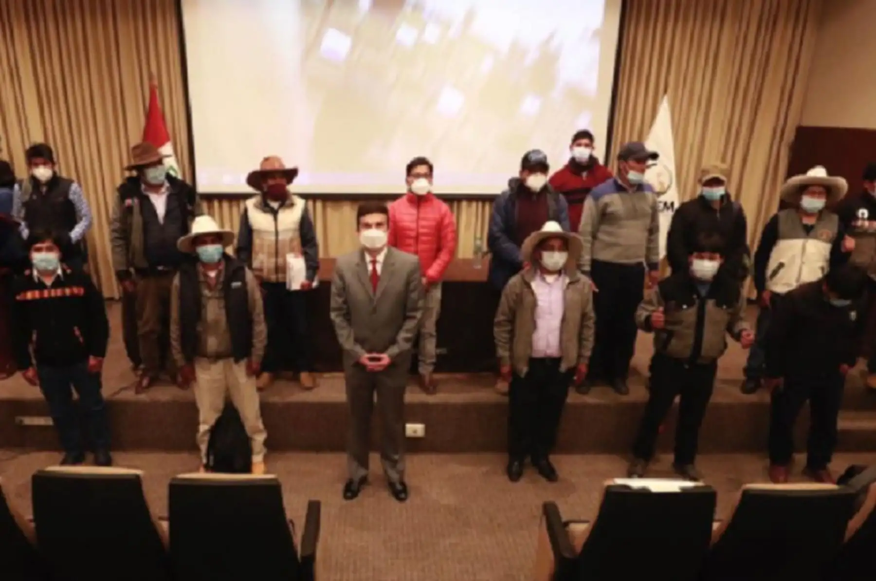 El ministro de Energía y Minas, Miguel Incháustegui, se reunió con dirigentes de la provincia de Espinar, en la región Cusco. Foto: Ministerio de Energía y Minas.