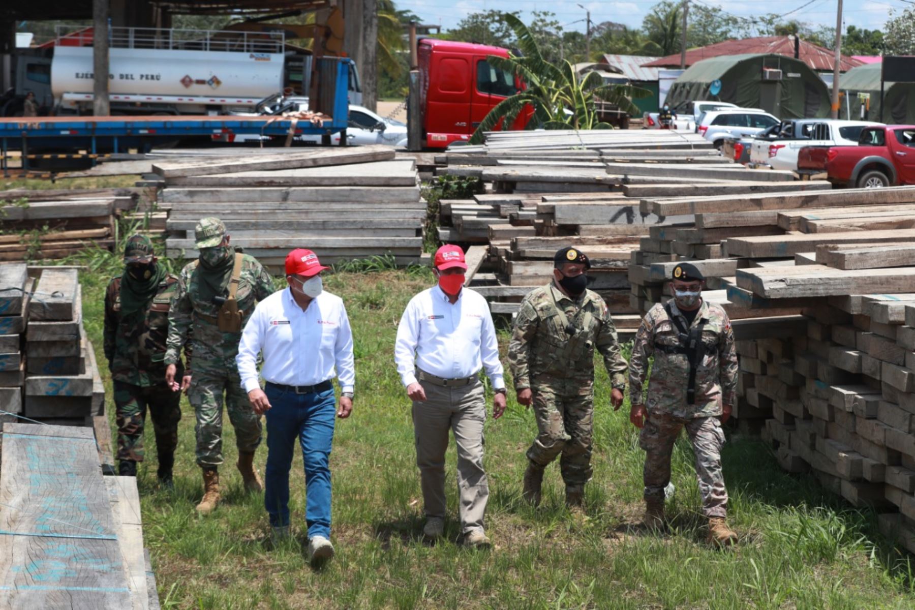 Ministros de Defensa e Interior participan en operación conjunta contra la minería ilegal en Madre de Dios.