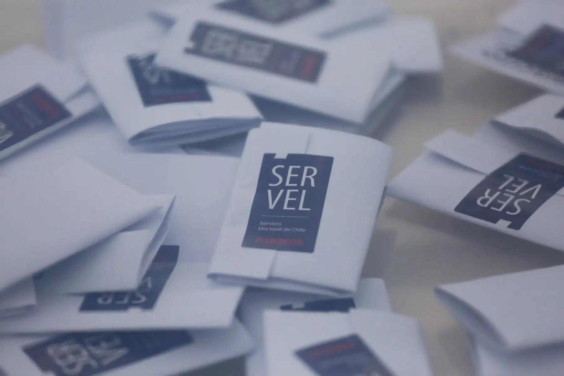 Fotografía de votos del Servicio Electoral (SERVEL) en una urna de un colegio electoral, este domingo, en Santiago (Chile). Foto: EFE