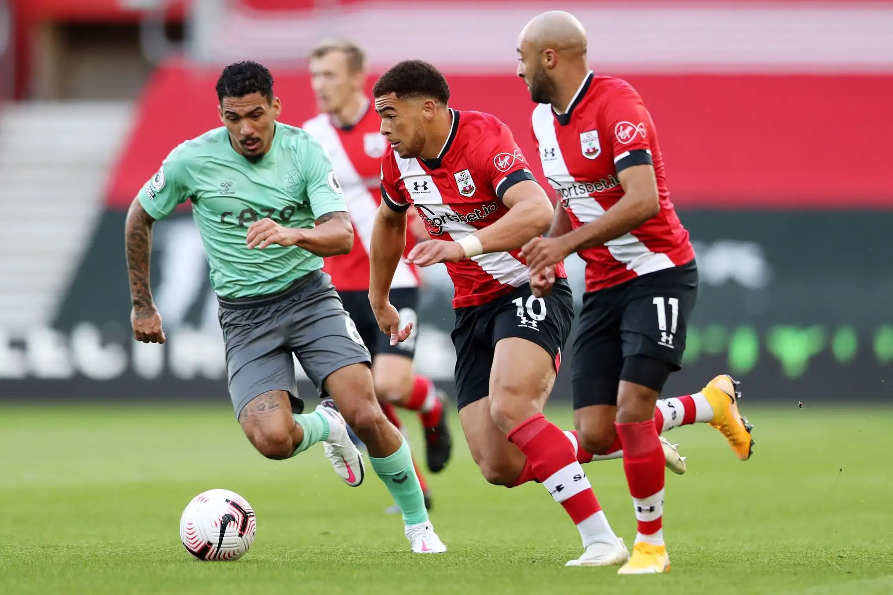 Che Adams y Nathan Redmond de Southampton en acción contra Allan of Everton durante el partido de la Premier League. Foto: EFE