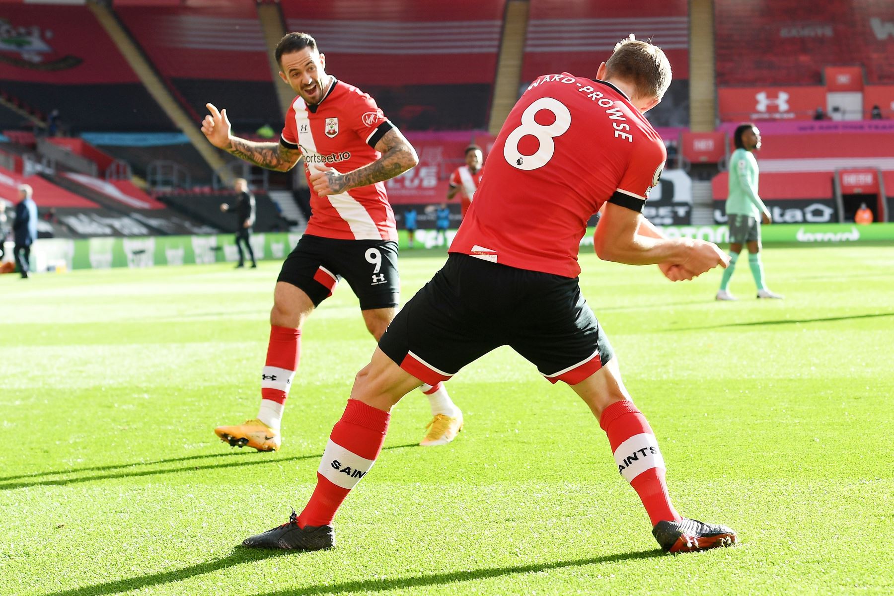 James Ward-Prowse de Southampton celebra con su compañero Danny Ings tras marcar el gol de apertura durante el partido de la Premier League. Foto: EFE