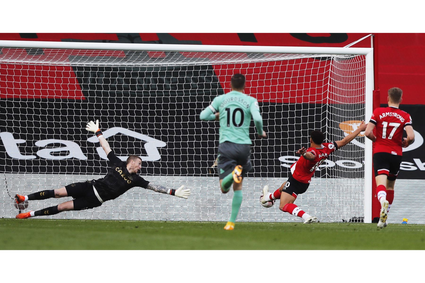 Che Adams de Southampton se estira para alcanzar el balón pero no logra conectarlo durante el partido de la Premier League. Foto: EFE