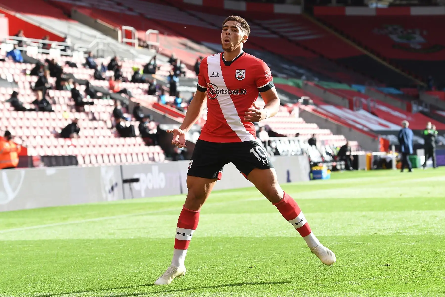Che Adams de Southampton celebra tras anotar el 2-0 contra Everton durante partido de la Premier League. Foto: EFE