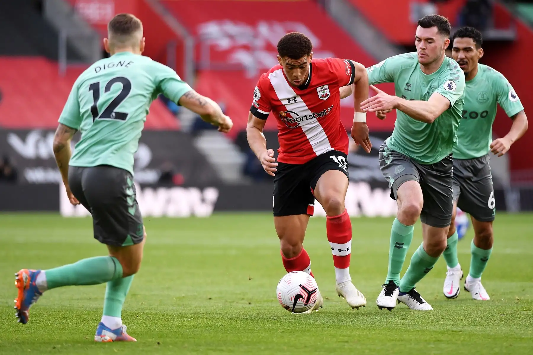 Che Adams de Southampton en acción contra Michael Keane y Lucas Digne del Everton durante el partido de la Premier League. Foto: EFE