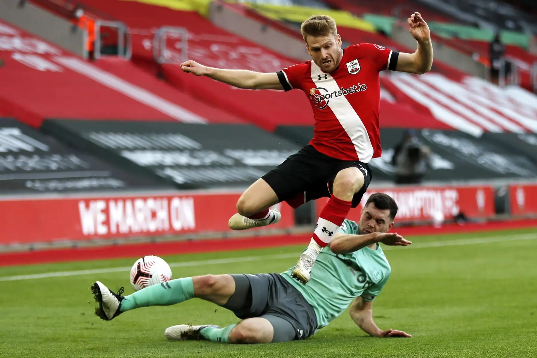 Stuart Armstrong de Southampton en acción contra Michael Keane de Everton durante el partido de la Premier League. Foto: EFE