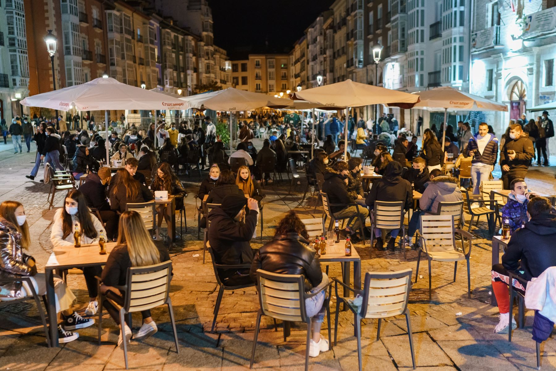 La gente se sienta en las terrazas de una plaza abarrotada en el centro de Burgos, en la región de Castilla y León, antes del toque de queda en la localidad, el 24 de octubre de 2020. Foto: AFP