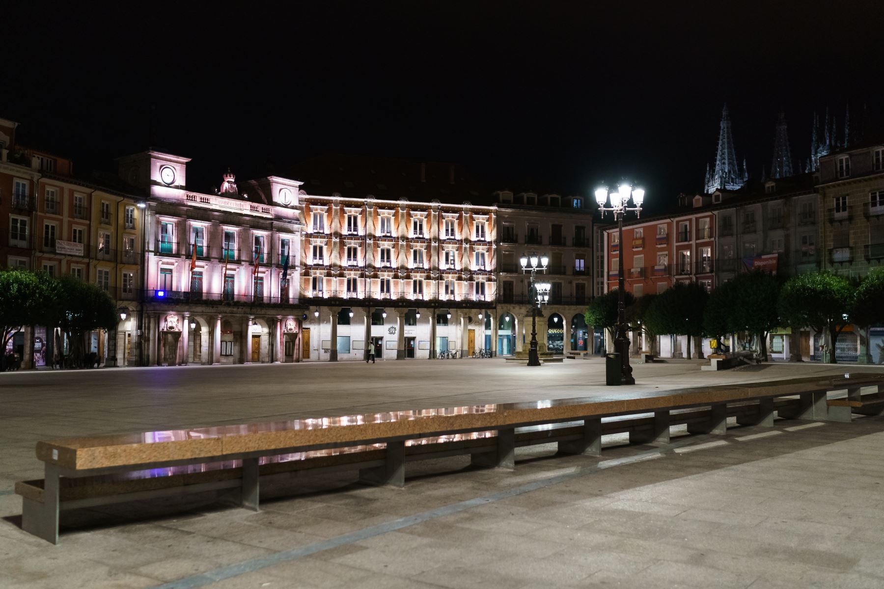 La imagen muestra una plaza vacía en Burgos, en la región de Castilla y León, después del inicio del toque de queda. Foto: AFP