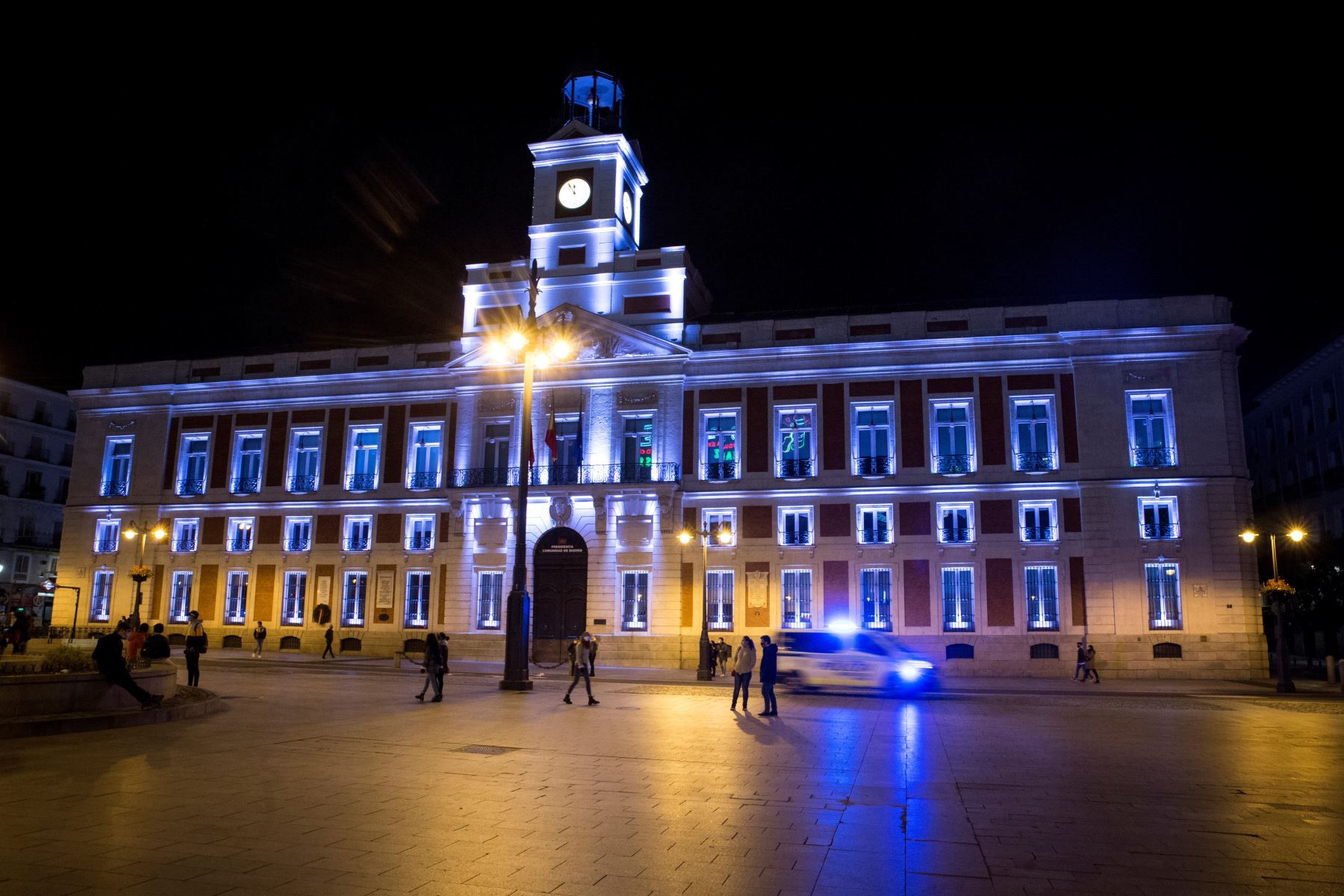 La madrileña Puerta del Sol vacía minutos antes de la medianoche de hoy sábado luego que el gobierno prohibiera las reuniones de 00.00 a 6.00 de no convivientes. Foto: EFE