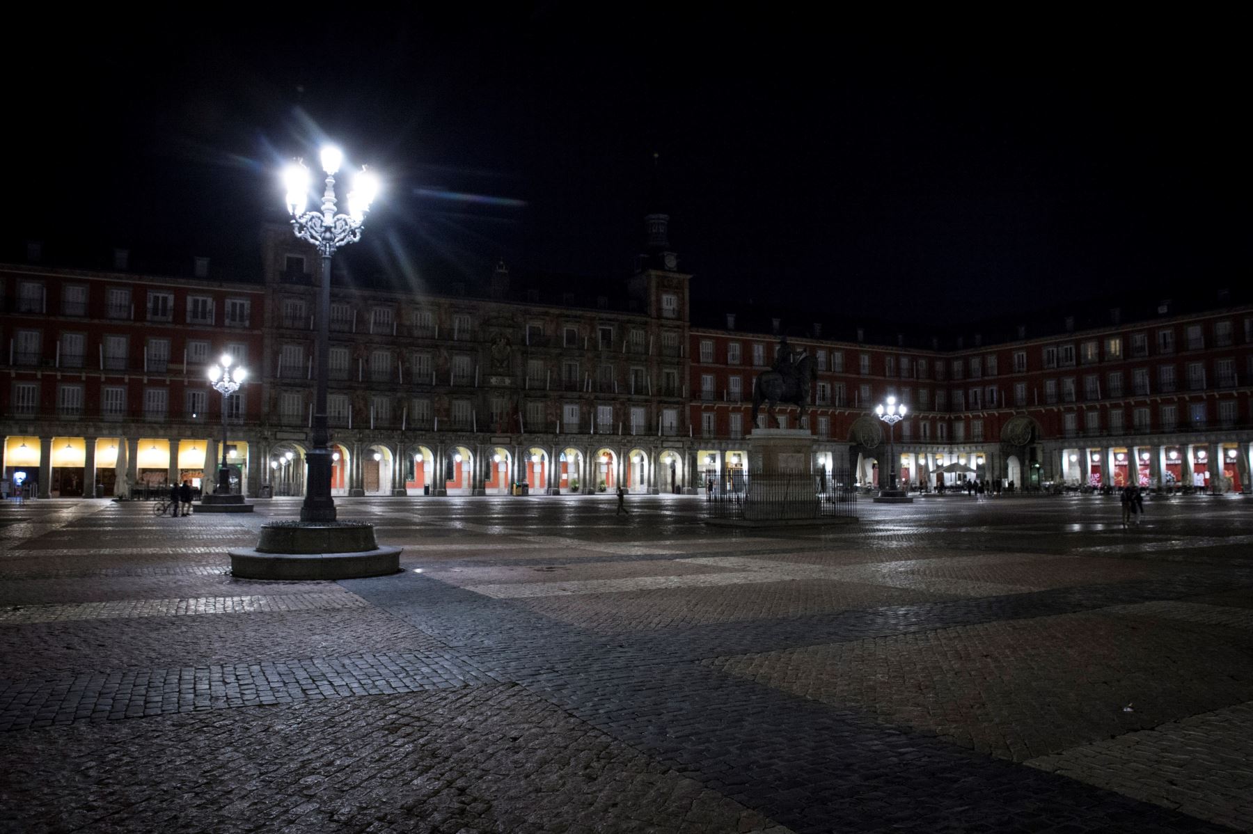 La madrileña Plaza Mayor vacía minutos antes de la medianoche que inicia el toque de queda impuesto por el gobierno para frenar el rebrote de la pandemia. Foto: AFP