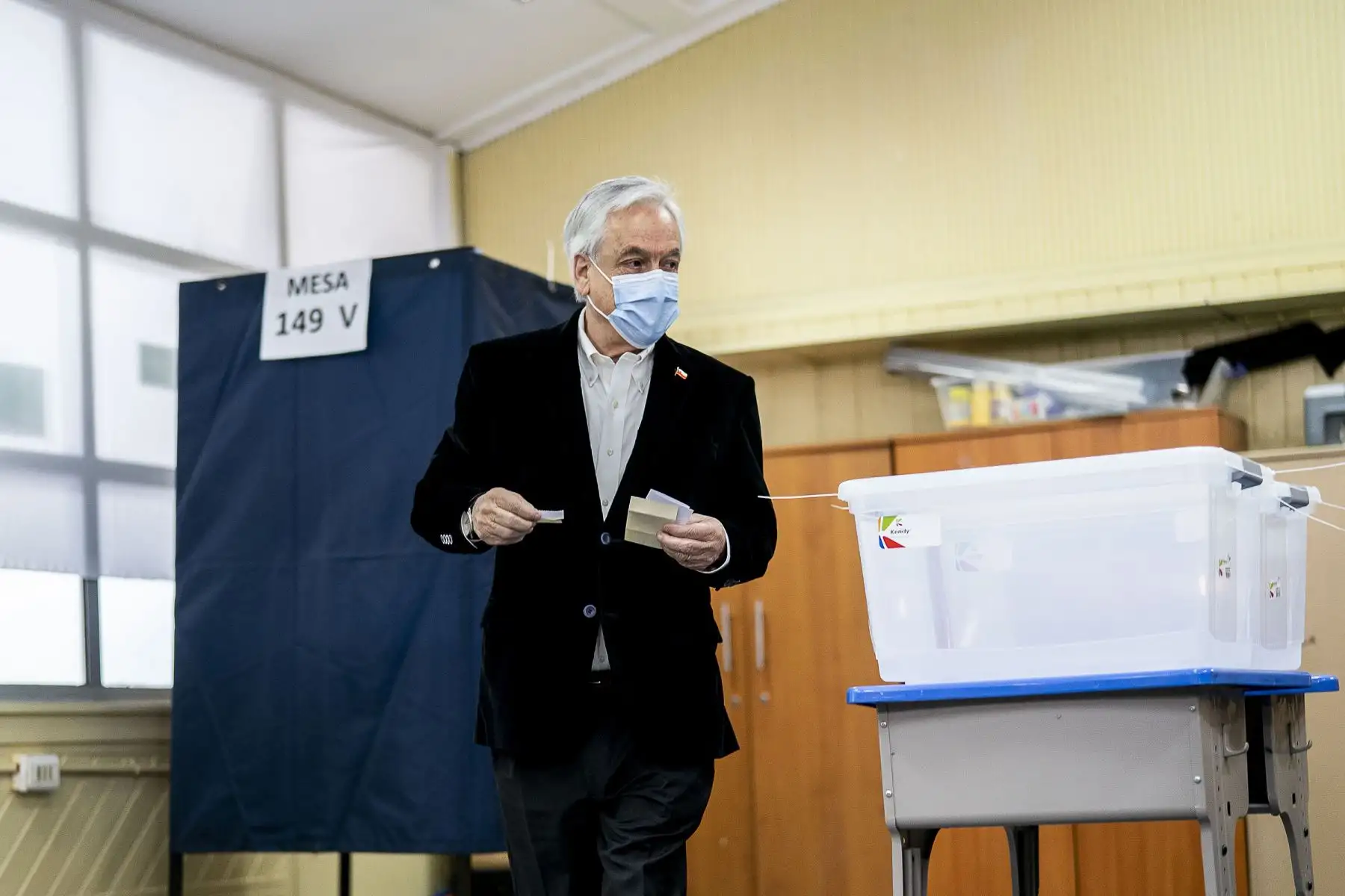 El presidente Sebastián Piñera se prepara para emitir su voto por el plebiscito constitucional en una mesa electoral en Santiago. Foto: AFP