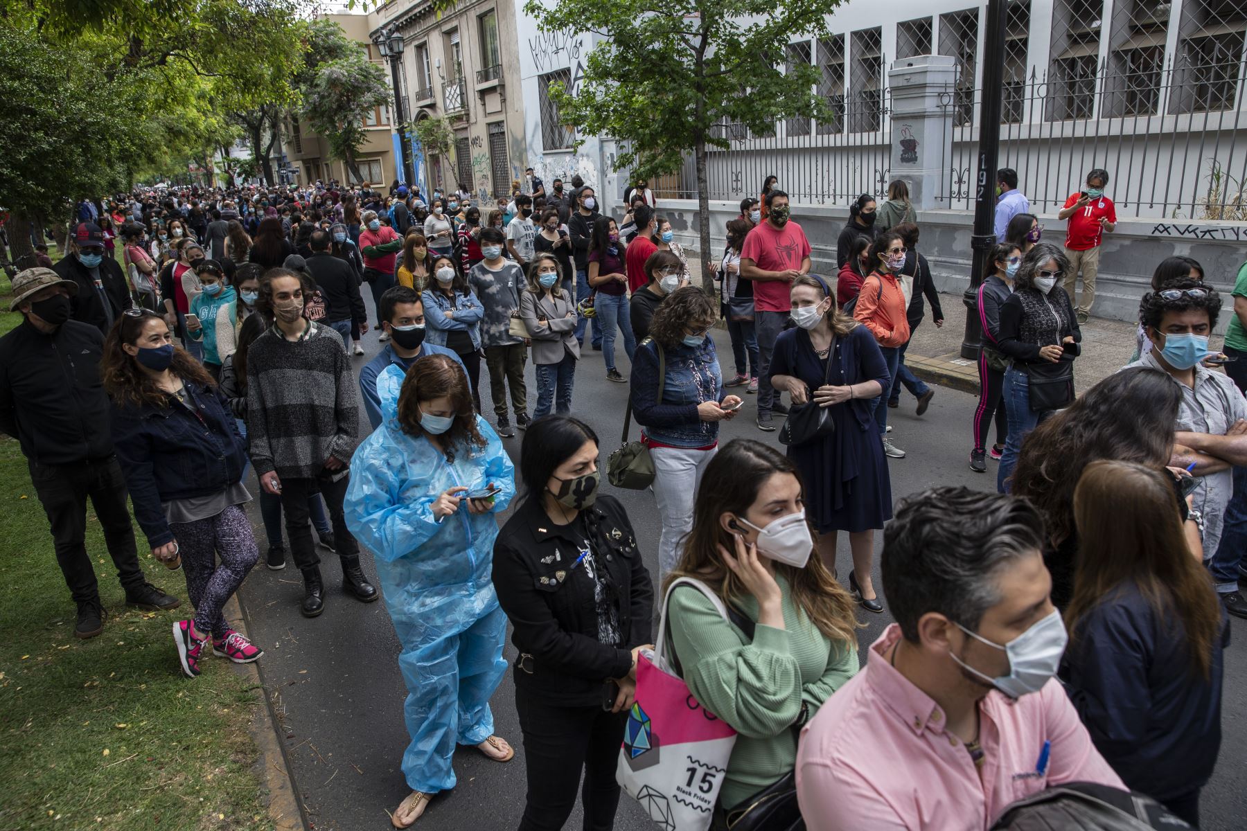 Personas hacen cola fuera un lugar de votación por el referéndum constitucional en Santiago. Foto: AFP