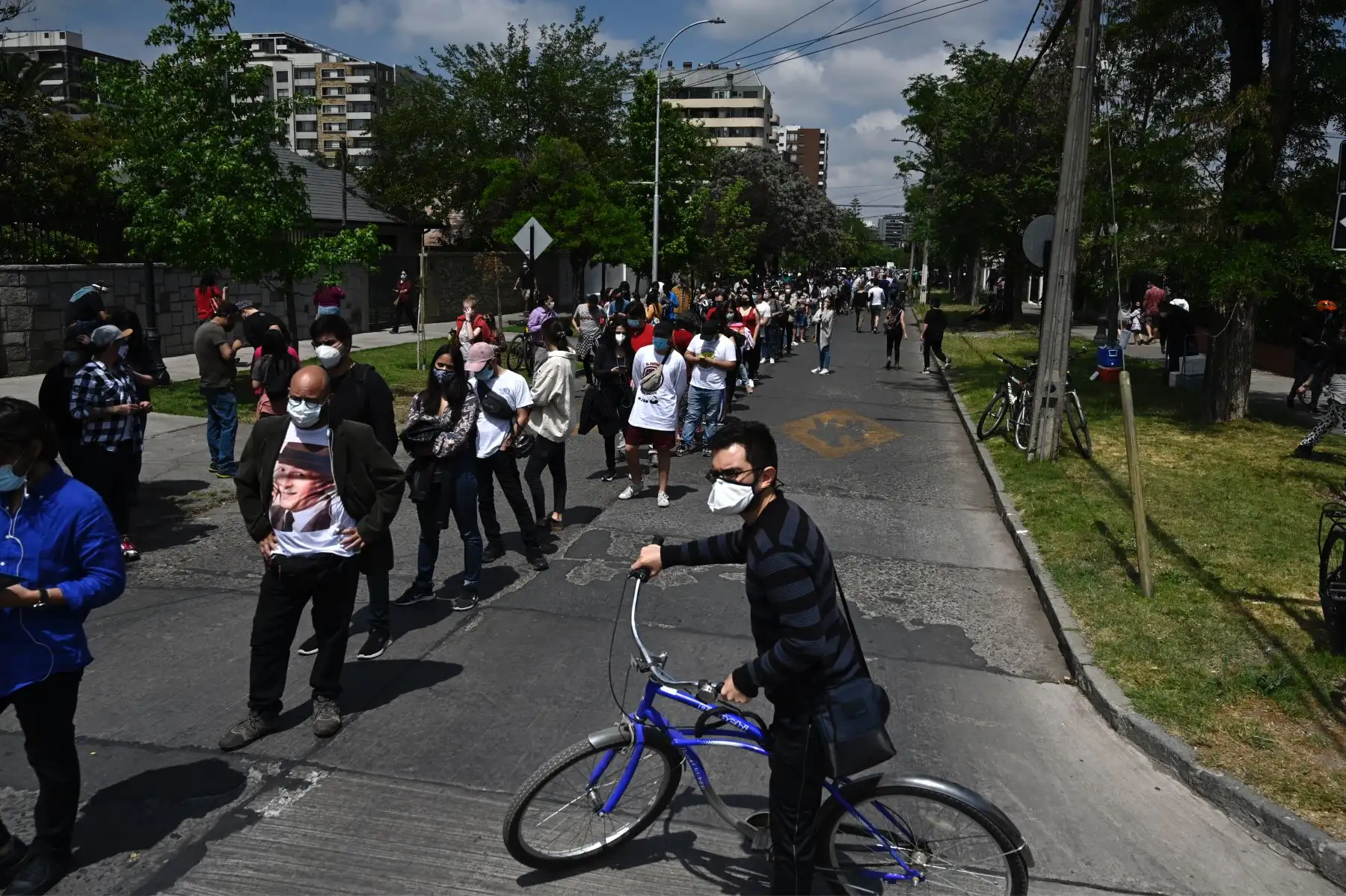 Personas hacen cola fuera un lugar de votación por el referéndum constitucional en Santiago. Foto: AFP