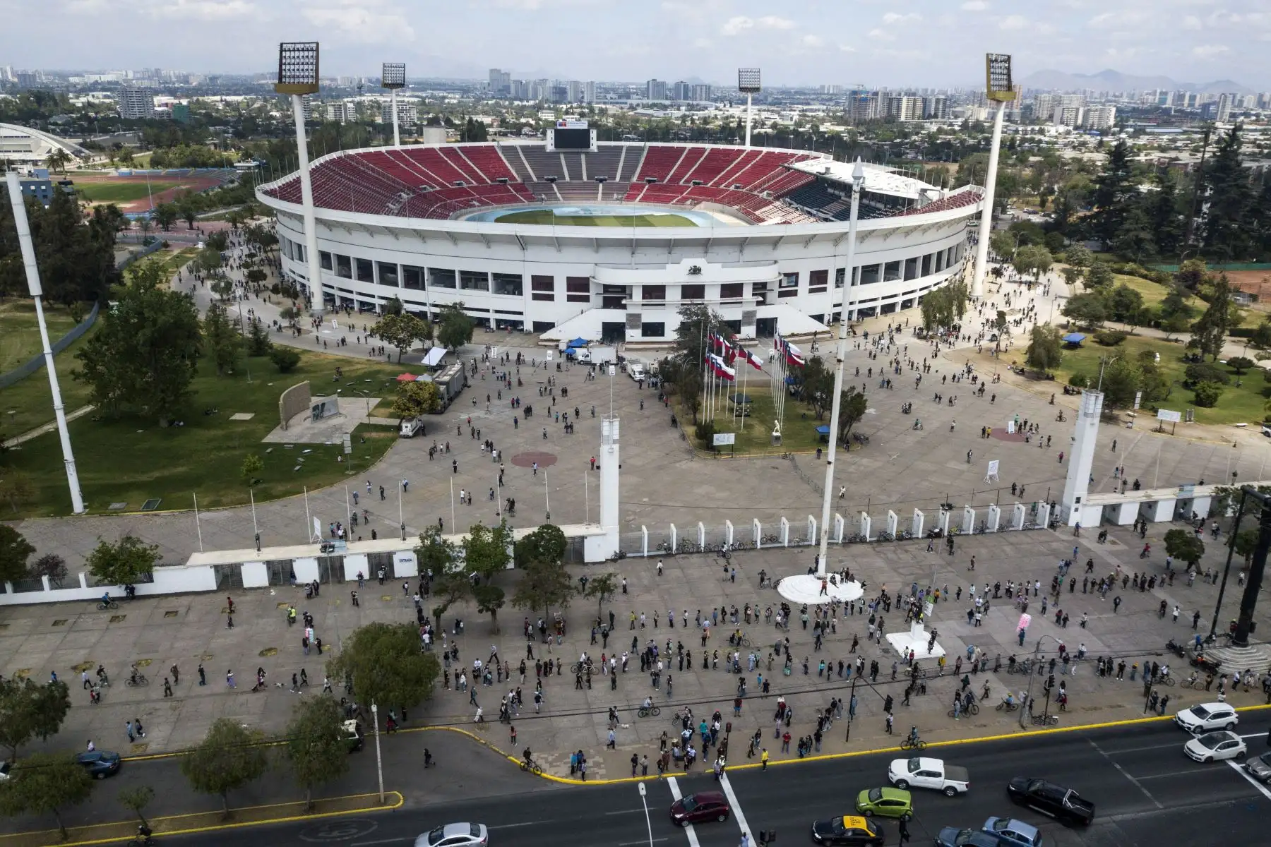 En esta vista aérea se observa a los ciudadanos hacer fila antes de emitir su voto en un referéndum constitucional, en el Estadio Nacional de Santiago de Chile. Foto: AFP