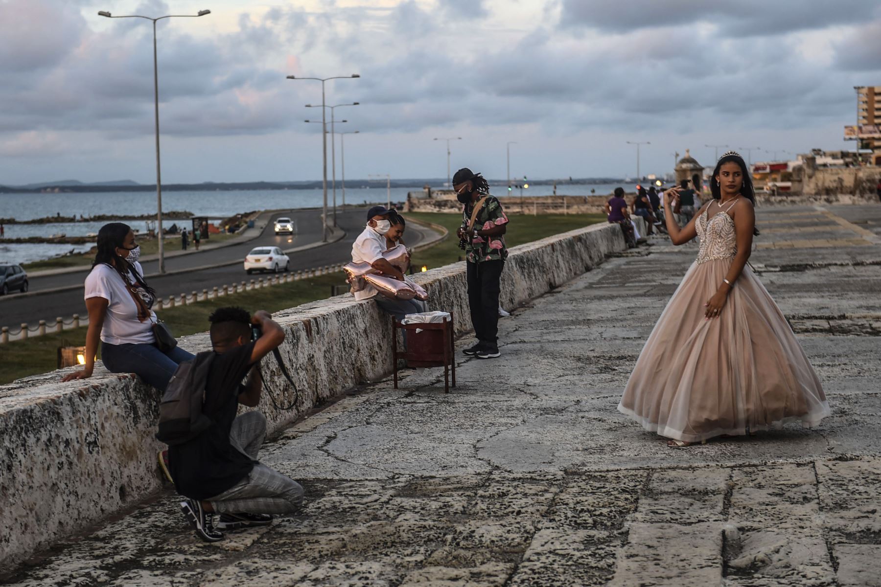 Una adolescente posa para fotos en los muros de la fortaleza de la Ciudad Vieja de Cartagena, en medio de la pandemia por coronavirus. Foto: AFP
