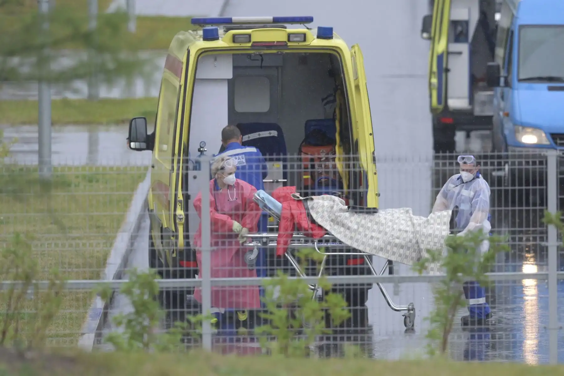 Trabajadores médicos que usan equipo de protección transportan a un paciente en una camilla a un hospital en Kommunarka en las afueras de Moscú. Foto: AFP