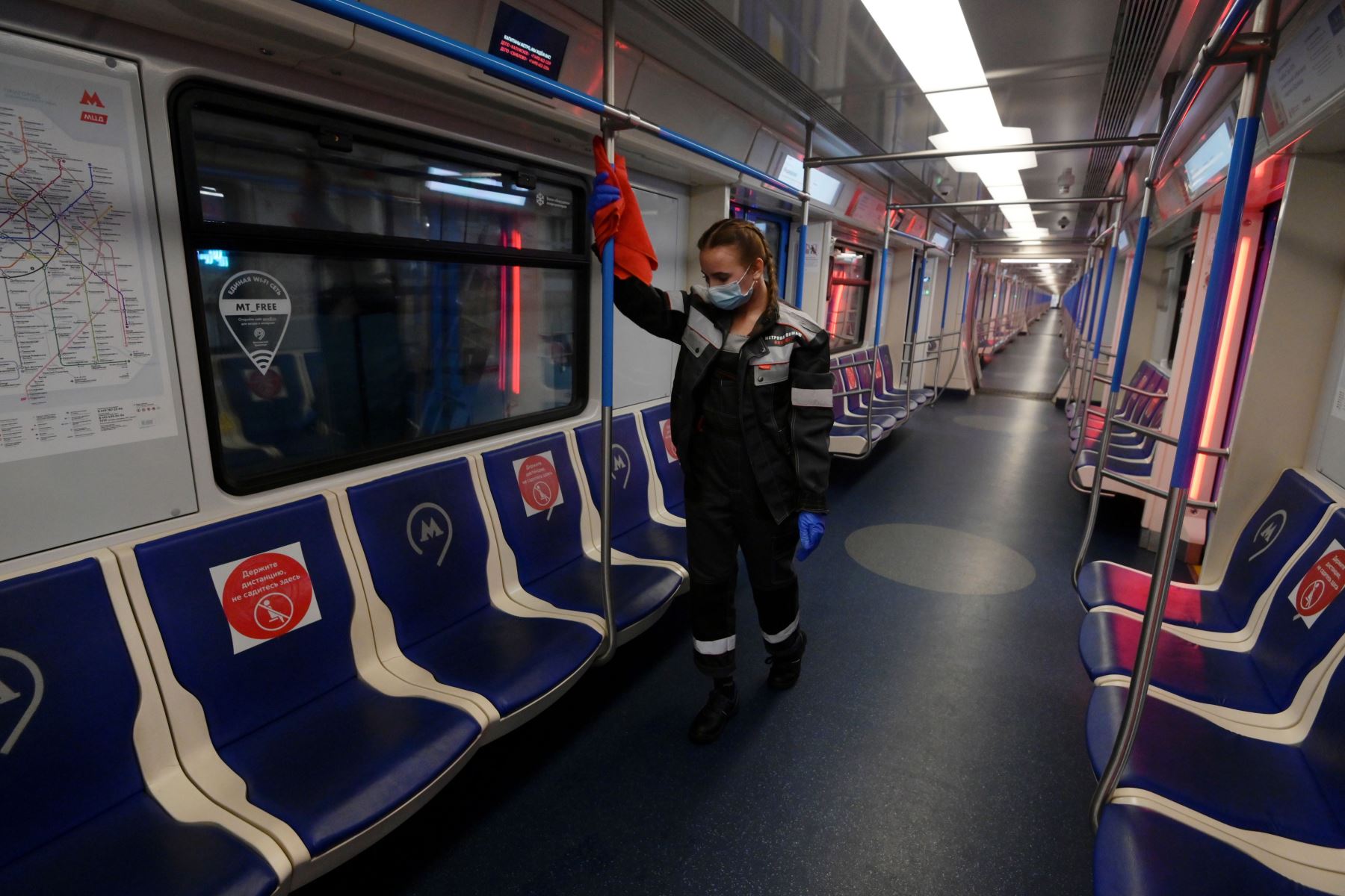 Un empleado desinfecta un tren del metro para prevenir la propagación de la enfermedad por coronavirus, en Moscú. Foto: AFP
