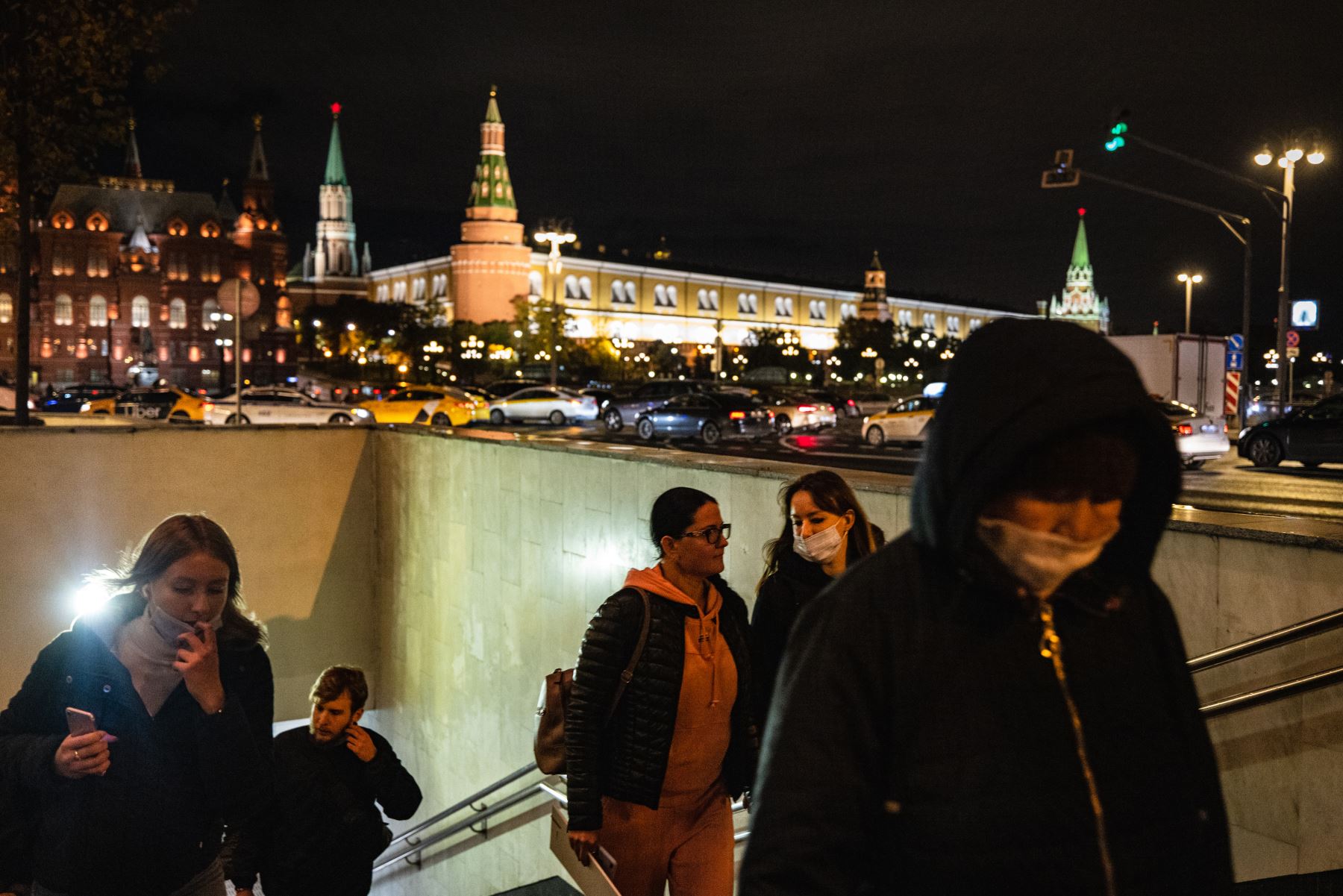 Las personas usan máscaras para protegerse contra la enfermedad Covid-19 mientras salen del subterráneo de Moscú. Foto: AFP