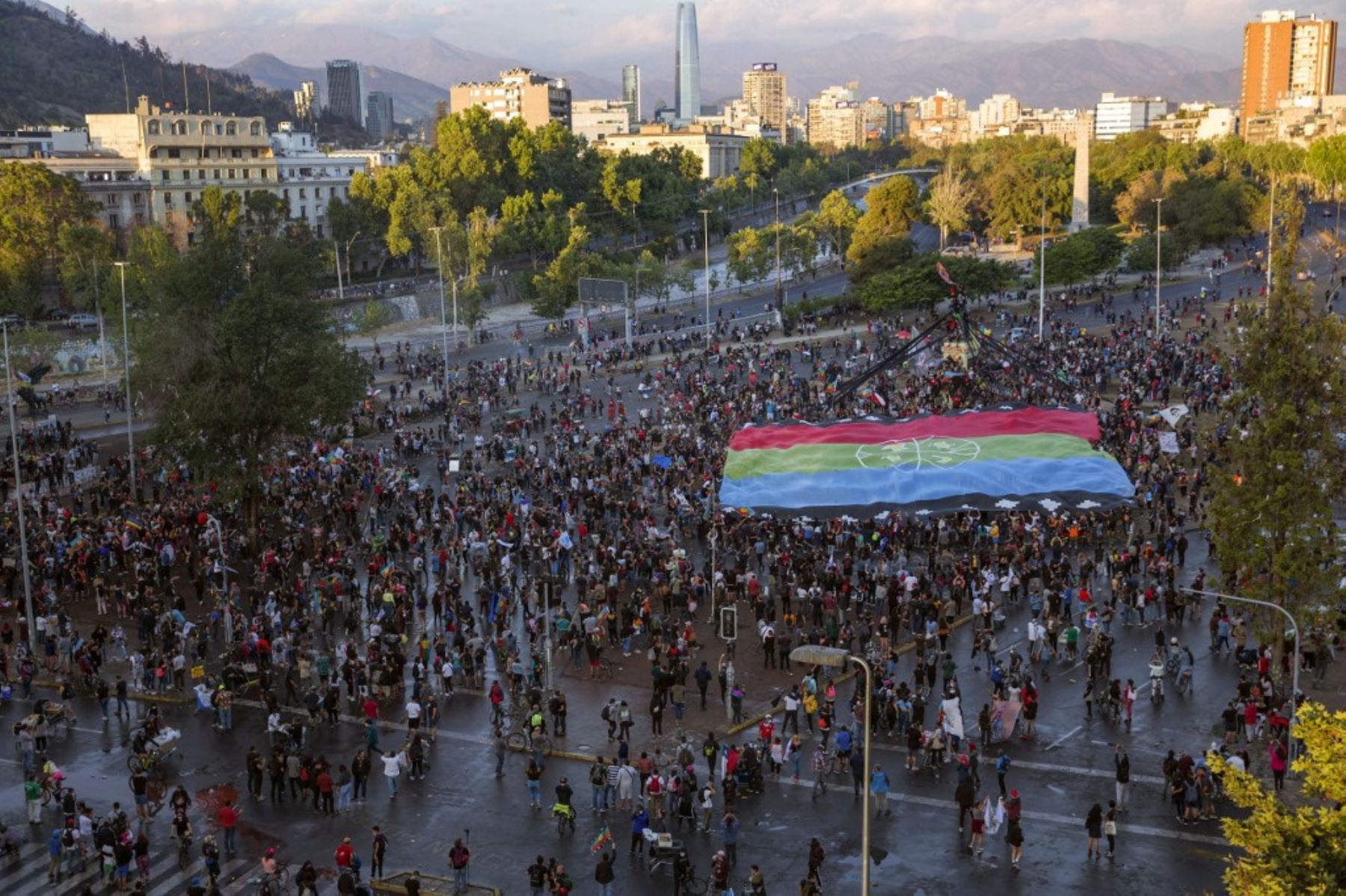 Vista aérea de la Plaza Italia durante una protesta contra el gobierno del presidente chileno Sebastián Piñera en el día de la votación del referéndum constitucional en la Plaza Italia en Santiago. Foto: AFP