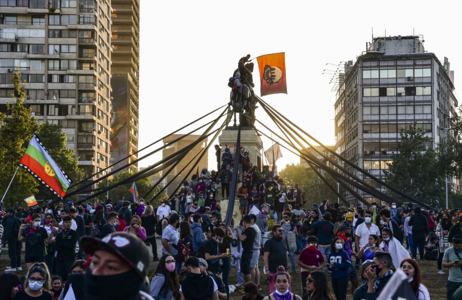 Los manifestantes que apoyan la reforma de la constitución chilena se reúnen a la espera de los resultados del referéndum en la Plaza Italia en Santiago. Foto: AFP