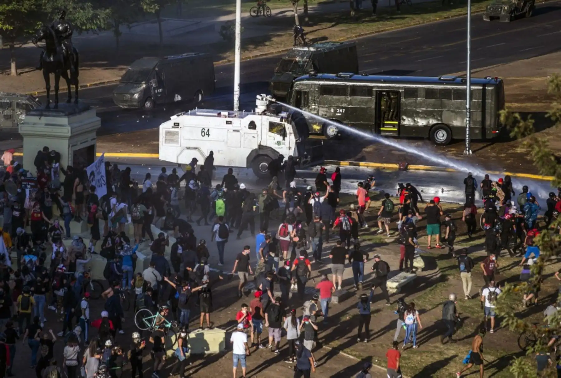 Los manifestantes que apoyan la reforma de la constitución chilena se reúnen en la espera de los resultsados ​​del referéndum en la Plaza Italia de Santiago. Foto: AFP