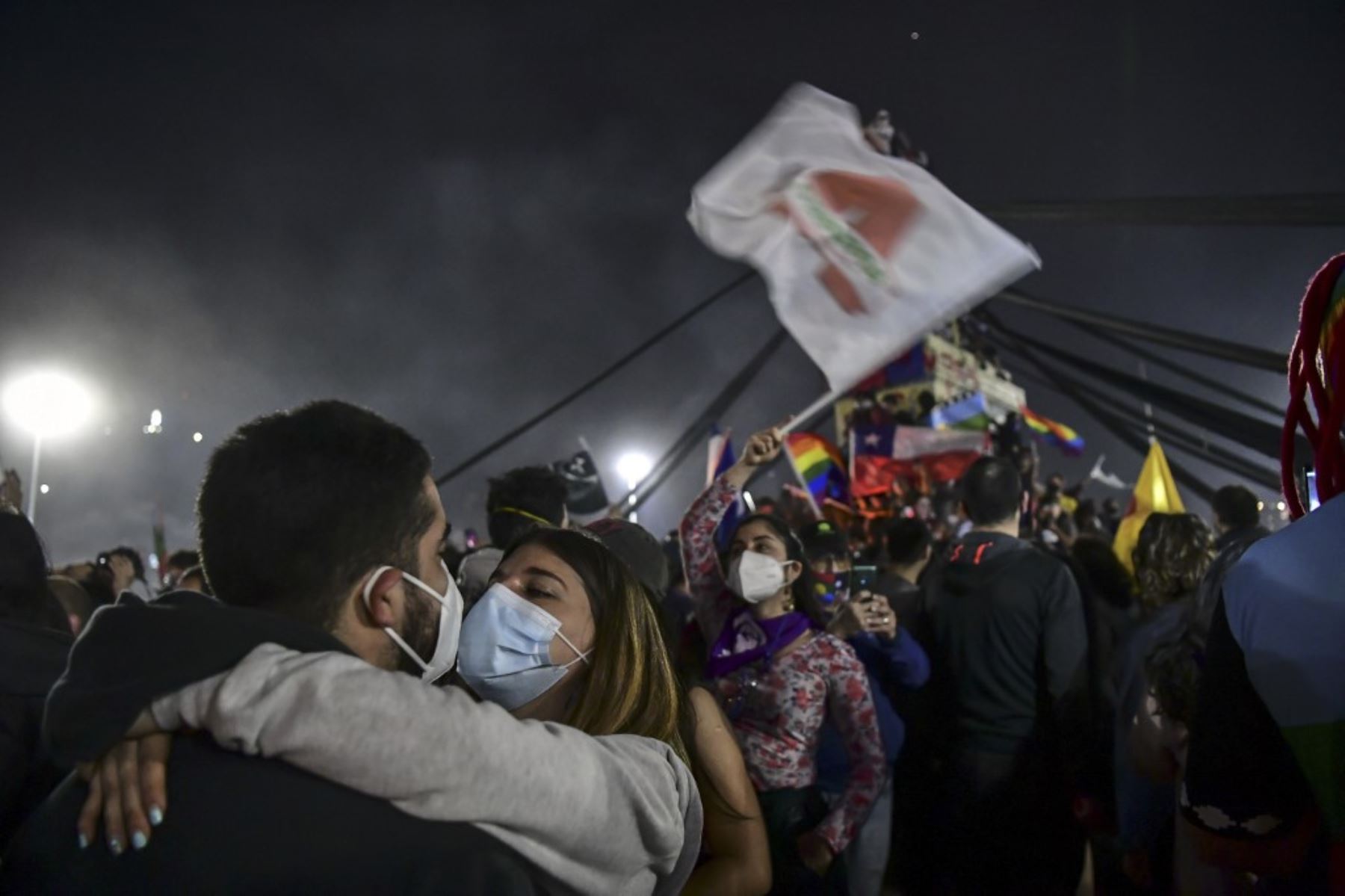 Los manifestantes que apoyan la reforma de la constitución chilena celebran mientras esperan los resultados oficiales del referéndum en la Plaza Italia en Santiago