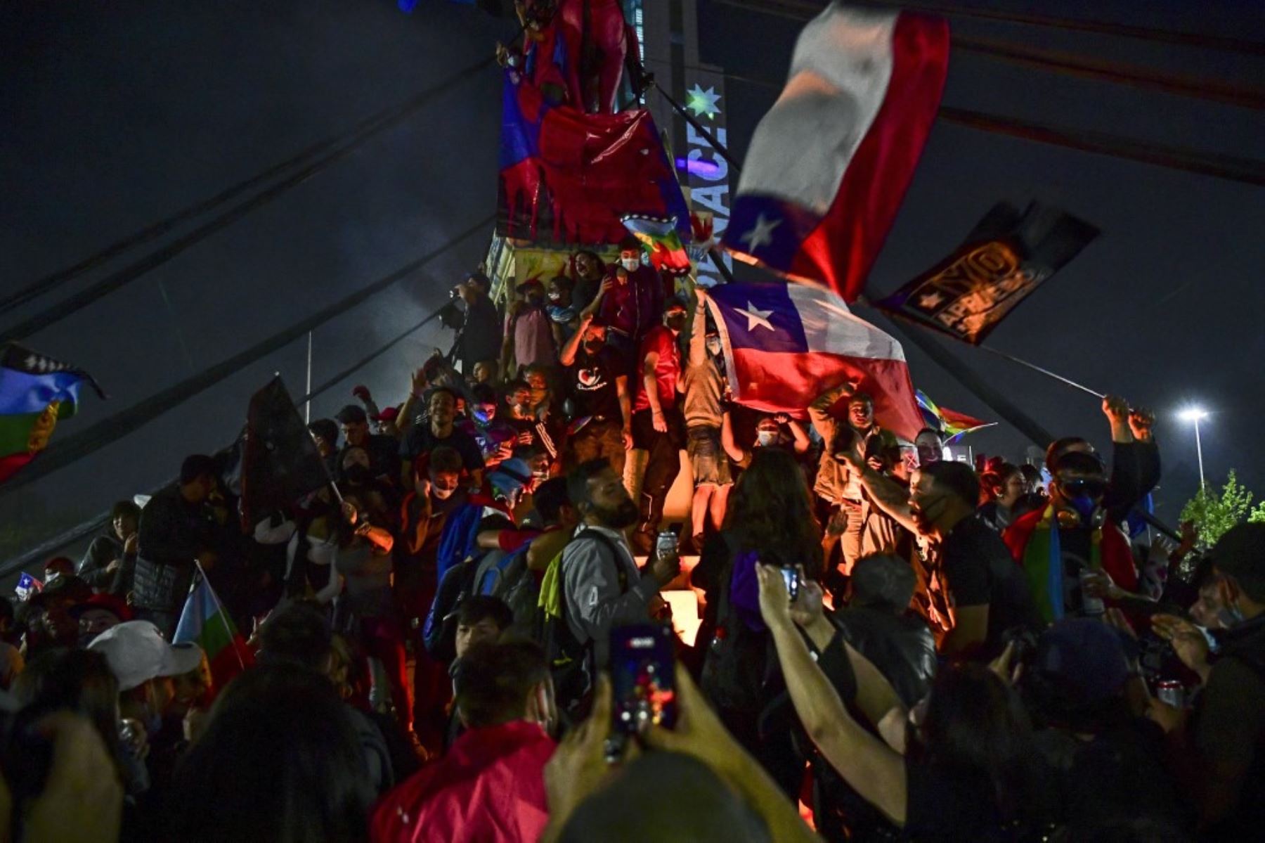 Los manifestantes que apoyan la reforma de la constitución chilena celebran mientras esperan los resultados oficiales del referéndum en la Plaza Italia en Santiago. Foto: AFP