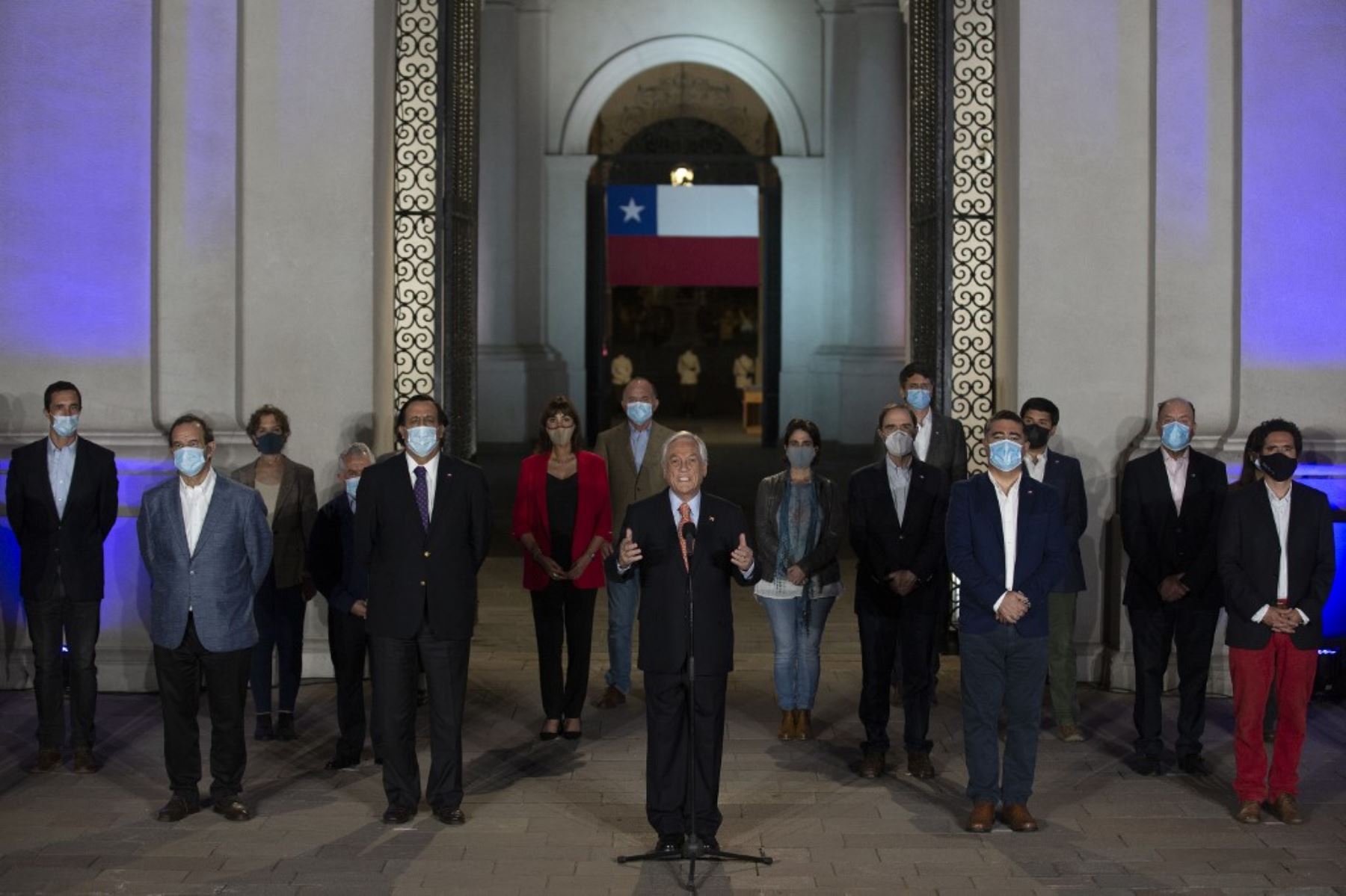 El presidente de Chile, Sebastián Piñera, habla en el palacio presidencial de La Moneda, en Santiago,  tras los resultados de la votación del referéndum constitucional .Foto: AFP
