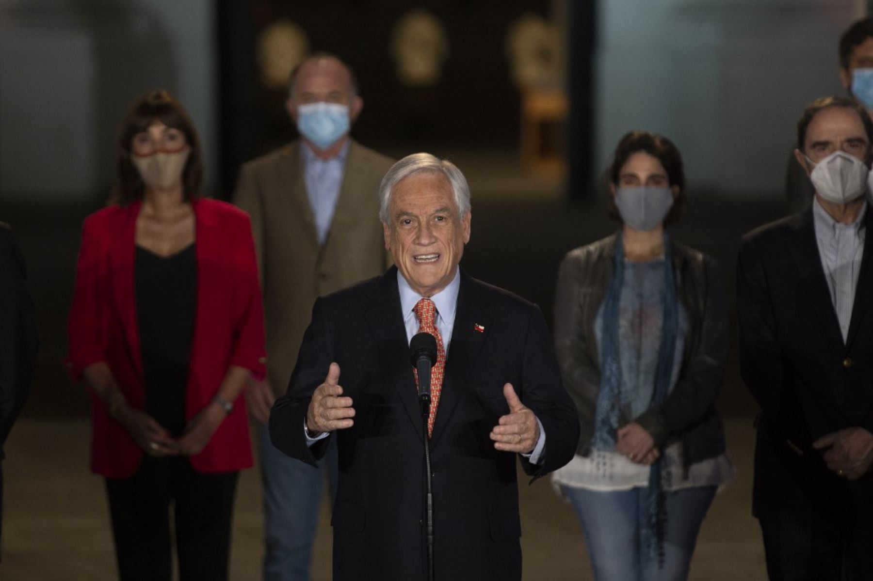 El presidente de Chile, Sebastián Piñera, habla en el palacio presidencial de La Moneda, en Santiago,  tras los resultados de la votación del referéndum constitucional. Foto: AFP