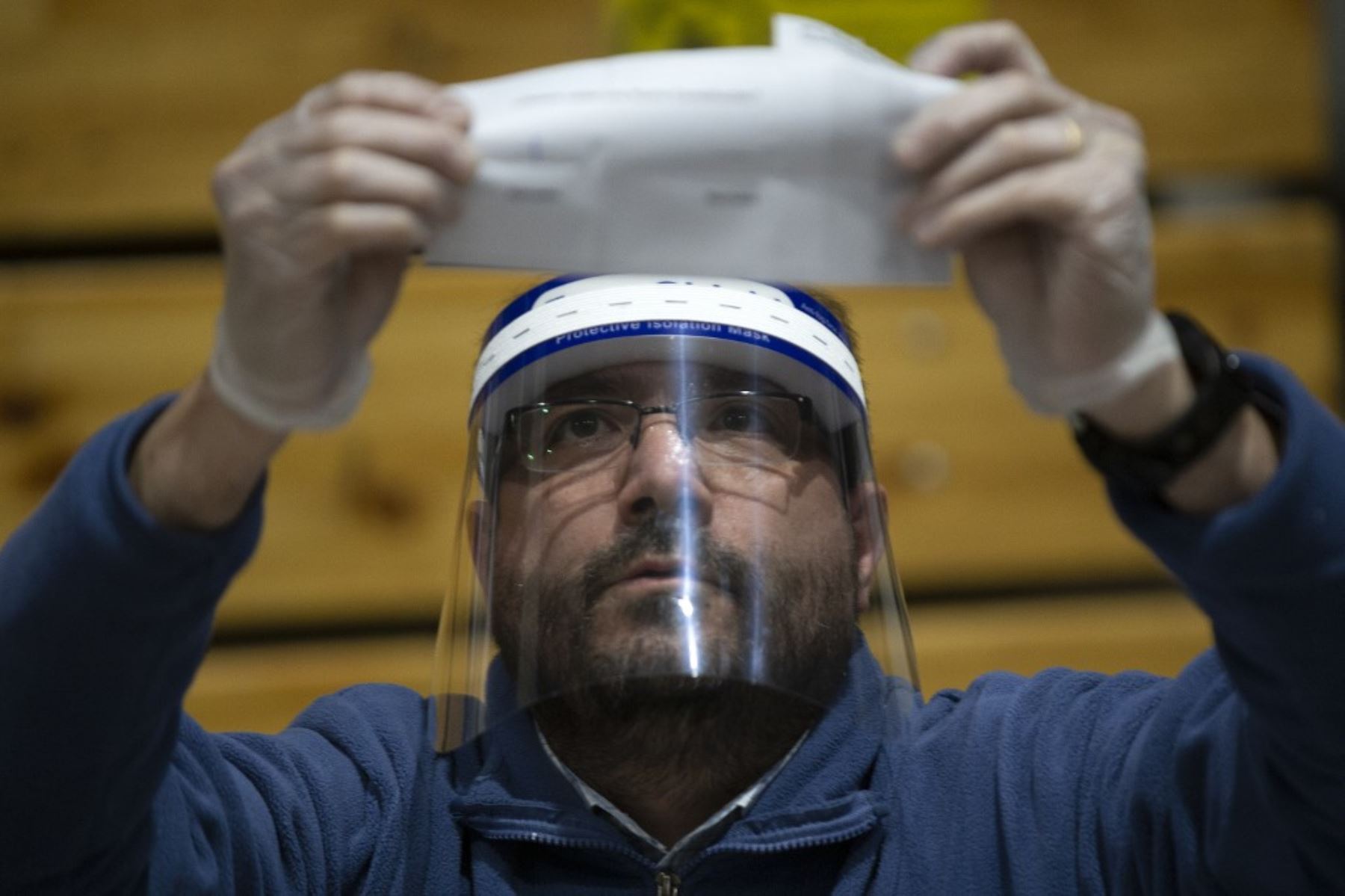 Un miembro del personal electoral cuenta las papeletas después del cierre de las urnas en la escuela secundaria Amunategui en Santiago, durante la votación del referéndum constitucional, en Santiago, Foto: AFP