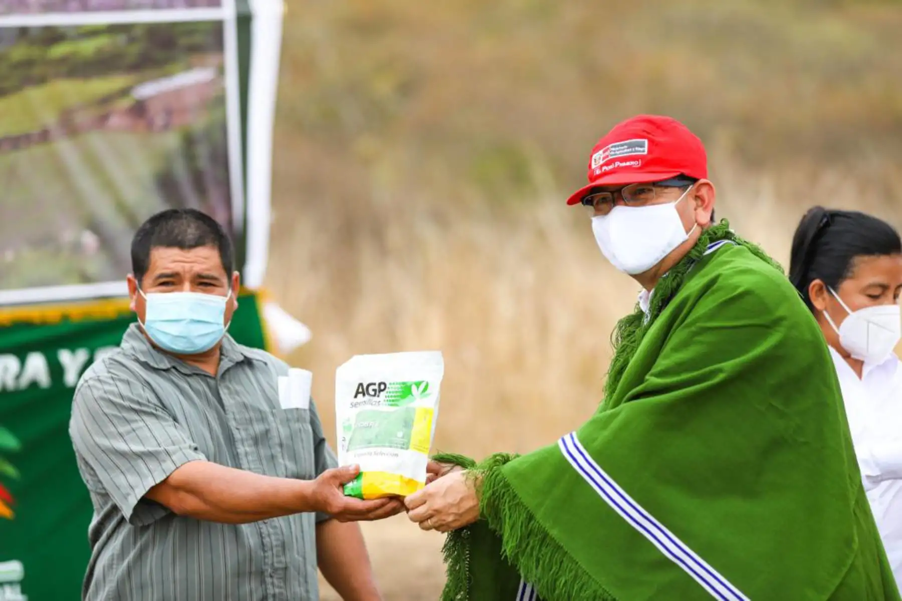 El  ministro de Agricultura, Jorge Montenegro, estuvo en el distrito de Lalaquiz en la provincia de Huancabamba, donde con el apoyo de agrorural, participó de una siembra simbólica como parte del lanzamiento de la Campaña de Pastos 2020 - 2021 en Piura Foto: ANDINA/.