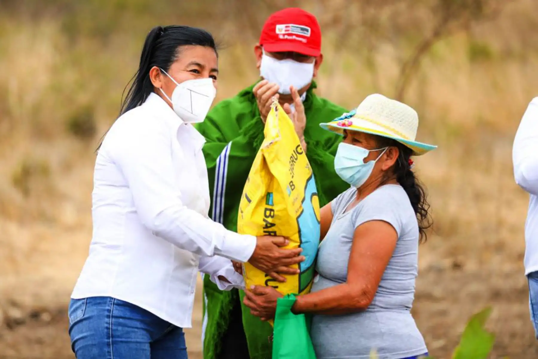 El  ministro de Agricultura, Jorge Montenegro, estuvo en el distrito de Lalaquiz en la provincia de Huancabamba, donde con el apoyo de agrorural, participó de una siembra simbólica como parte del lanzamiento de la Campaña de Pastos 2020 - 2021 en Piura Foto: ANDINA/.