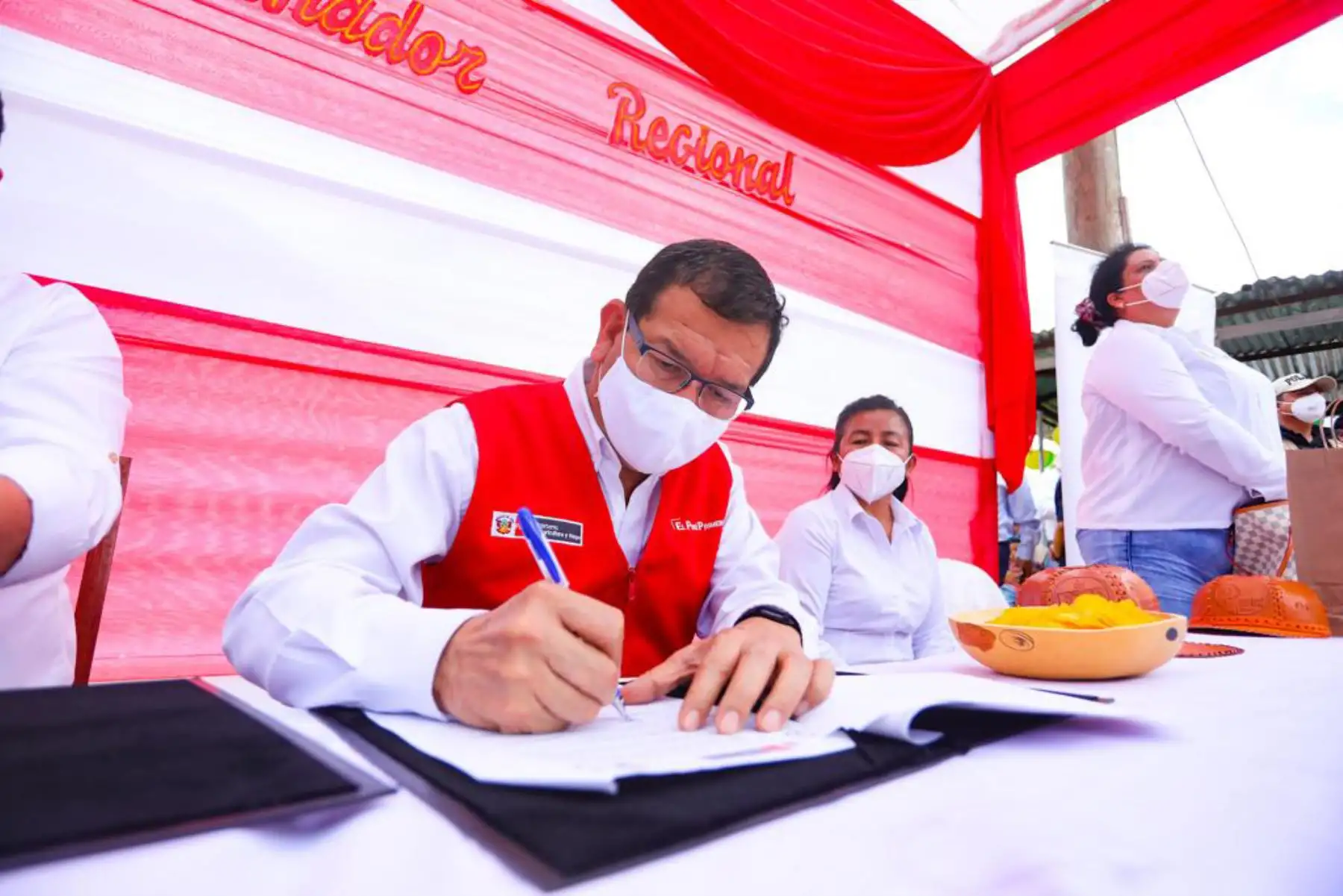 El  ministro de Agricultura, Jorge Montenegro, estuvo en el distrito de Lalaquiz en la provincia de Huancabamba, donde con el apoyo de agrorural, participó de una siembra simbólica como parte del lanzamiento de la Campaña de Pastos 2020 - 2021 en Piura Foto: ANDINA/.