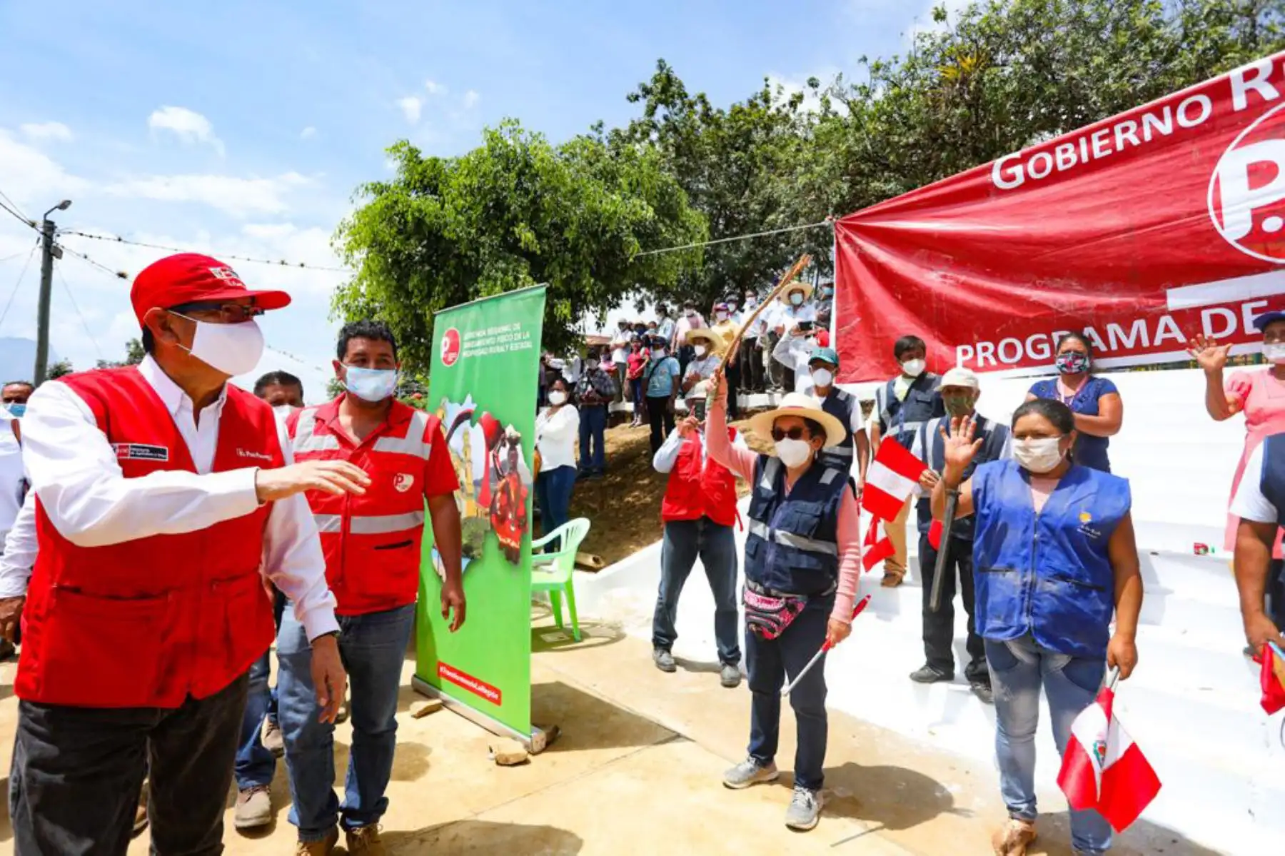 El  ministro de Agricultura, Jorge Montenegro, estuvo en el distrito de Lalaquiz en la provincia de Huancabamba, donde con el apoyo de agrorural, participó de una siembra simbólica como parte del lanzamiento de la Campaña de Pastos 2020 - 2021 en Piura Foto: ANDINA/.