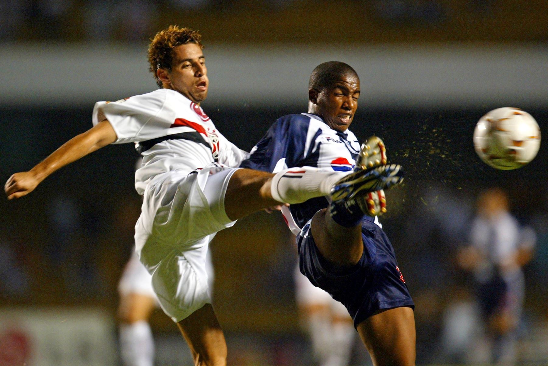 Jefferson Farfán, delantero del Alianza Lima, disputa el balón ante Adriano, mediocampista del Sao Paulo, el 07 de abril de 2004, en el Estadio Morumbi de Sao Paulo, Brasil, en partido por la Copa Libertadores de America. Foto: AFP