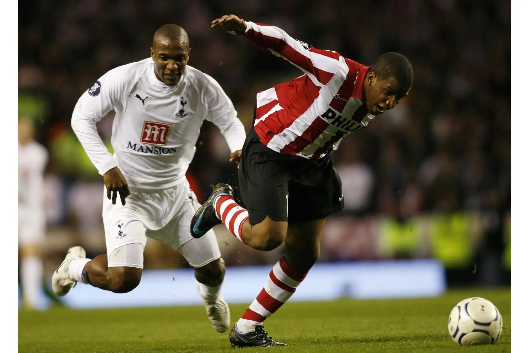 El delantero peruano del PSV Eindhoven, Jefferson  Farfán es abordado por el defensor brasileño Gilberto del Tottenham Hotspur durante los octavos de final de la Copa de la UEFA, el 6 de marzo de 2008. Foto: AFP
