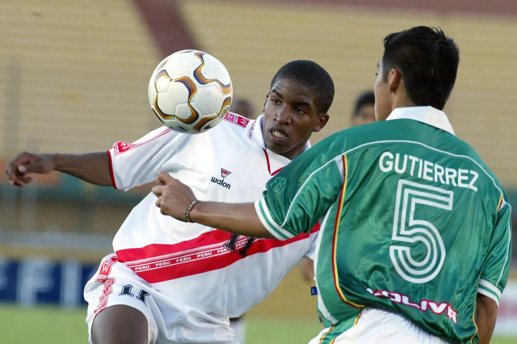El peruano Jefferson Farfán disputa el balón ante el boliviano Luis Gutierrez, el 11 de enero de 2003, en el estadio Centenario de Montevideo, durante el partido por el XXI Campeonato Sudamericano Sub-20. Foto. AFP
