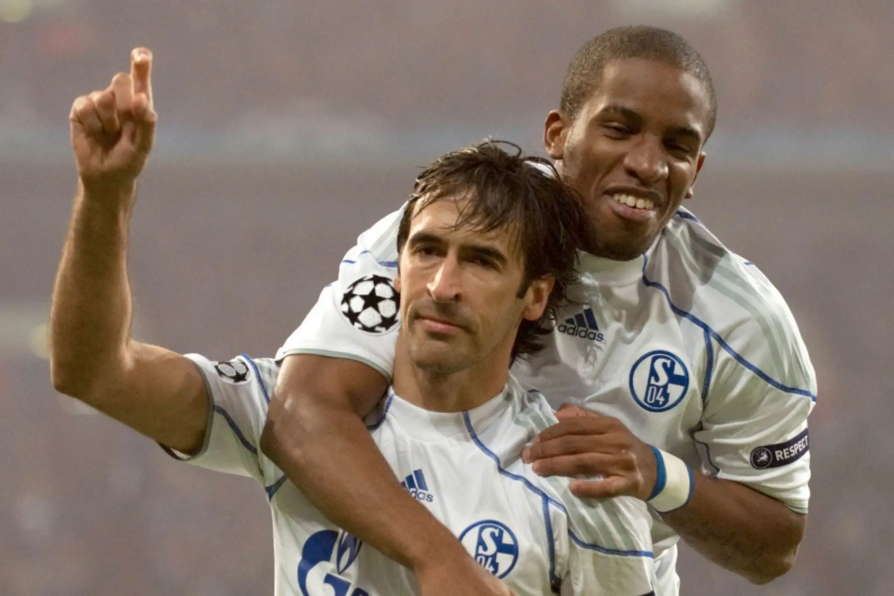 El delantero español del Schalke, Raúl Gonzálezm celebra junto a su compañero de equipo, el peruano Jefferson Farfan después de anotar el 1-0 durante el partido de fútbol contra Hapoel Tel Aviv por el grupo B de la Liga de Campeones de la UEFA en el estadio Veltins-Arena de Gelsenkirchen, el 20 de octubre de 2010. Foto: AFP